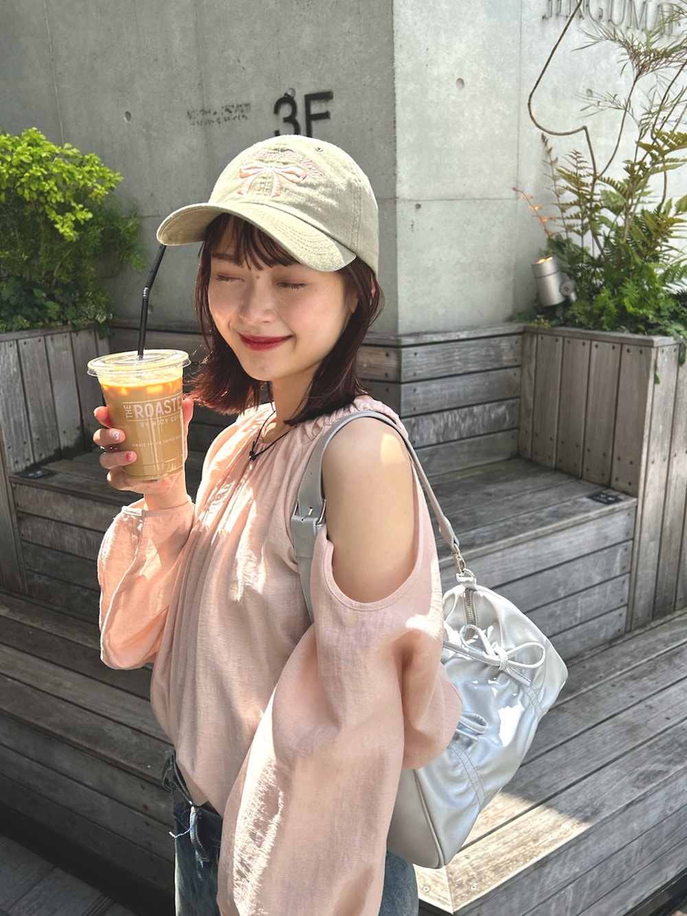 「mysticの【もりすず企画】肩開きブラウス（シャツ/ブラウス、ホワイト系）」を使った、akaneさん（レディース・154cm）の夏コーディネートの3枚目の写真