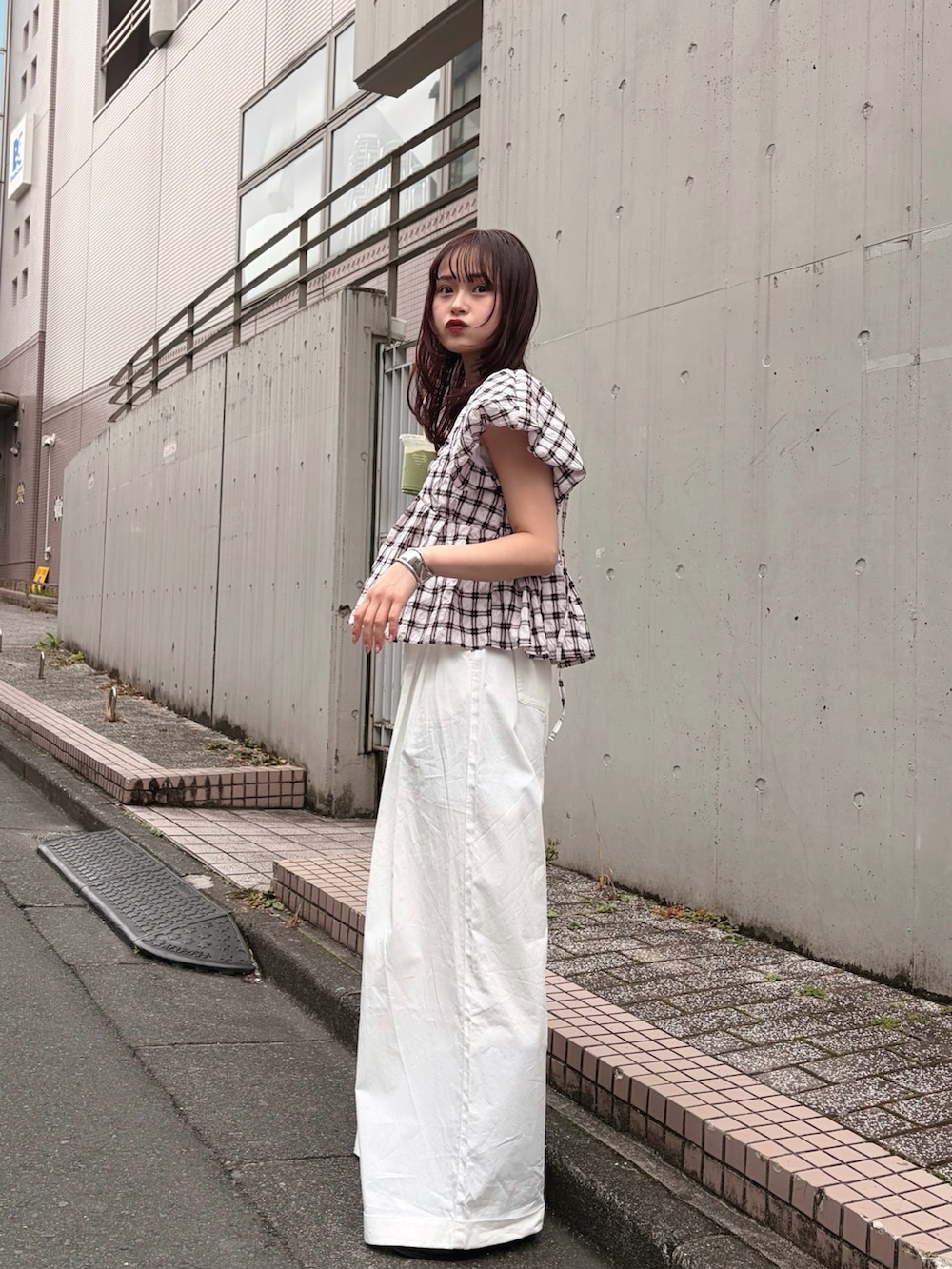 ベージュ系のシャツ/ブラウス、ブラック系のトートバッグを着用したレディースの春コーディネートの4枚目の写真