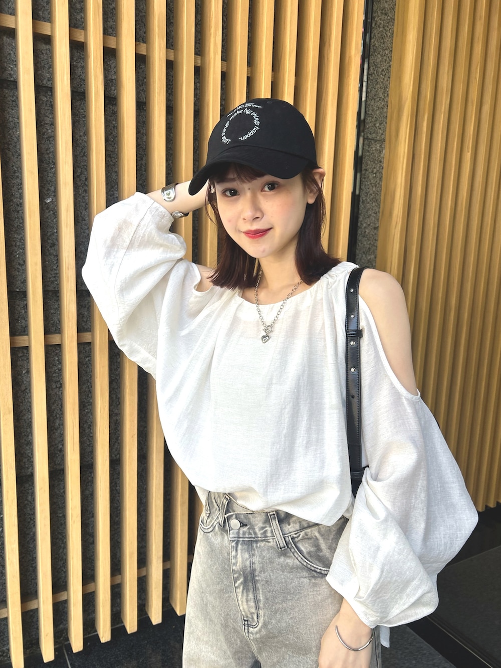 「mysticの【もりすず企画】肩開きブラウス（シャツ/ブラウス、ホワイト系）」を使った、akaneさん（レディース・154cm）の夏コーディネートの2枚目の写真