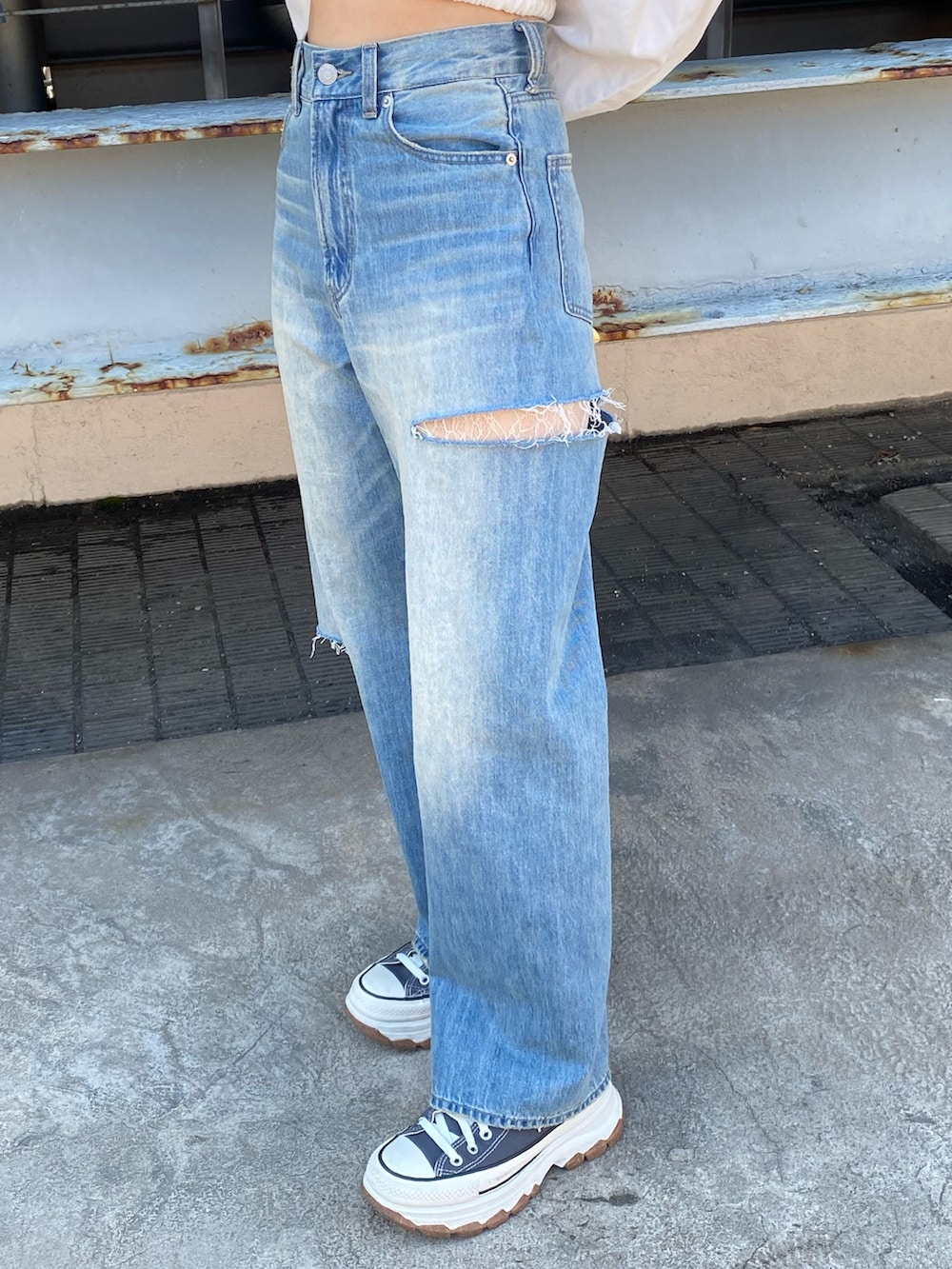 ブルー系のデニムパンツ、ホワイト系のシャツ/ブラウス、イエロー系のショルダーバッグを着用したレディースの春コーディネートの4枚目の写真