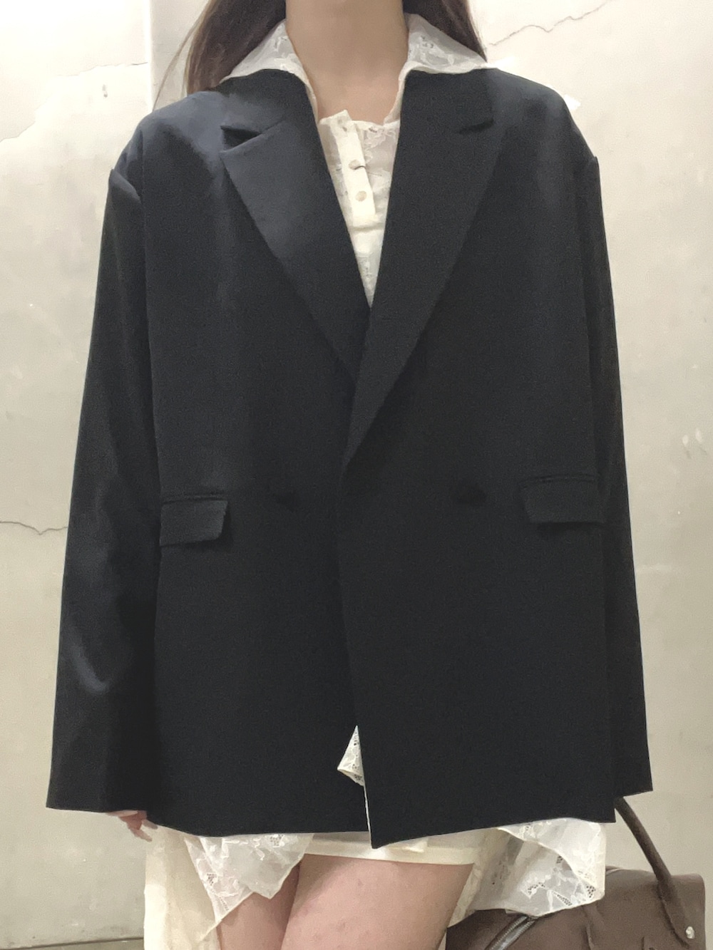 ブラウン系のテーラードジャケット、ホワイト系のワンピースを着用したレディースの春コーディネートの4枚目の写真