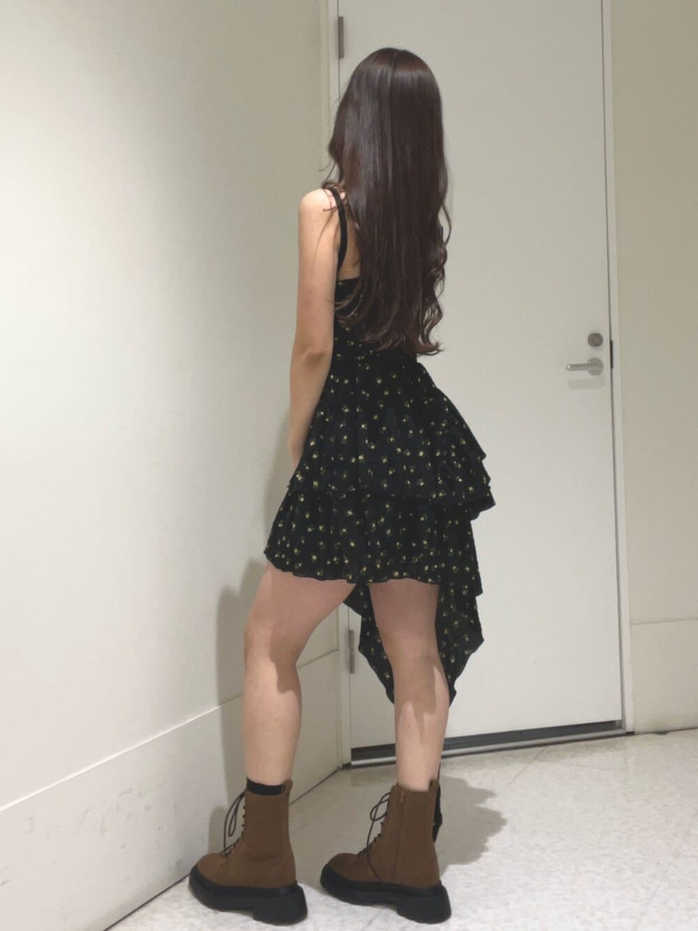 ホワイト系のワンピース、ブラウン系のブーツを着用したレディースの春コーディネートの2枚目の写真