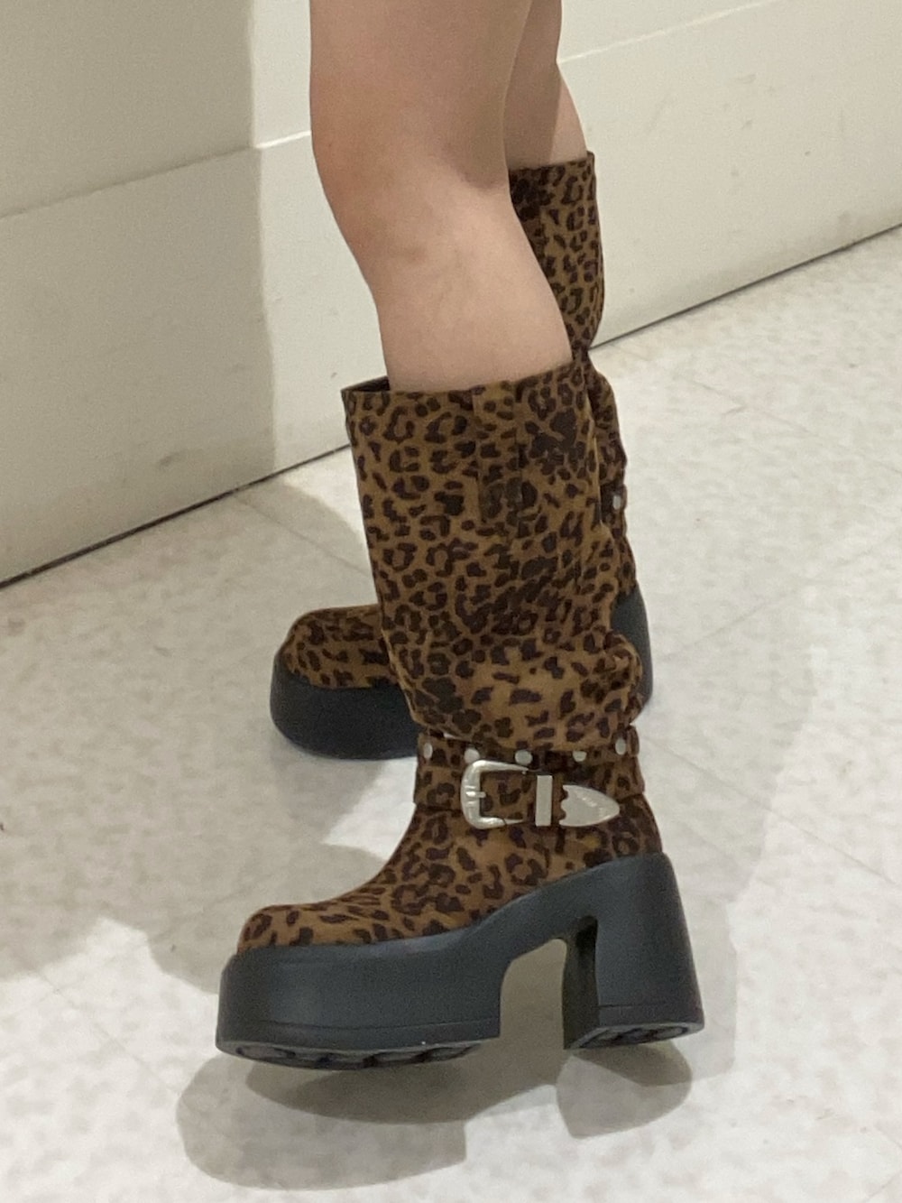 ブラック系のパーカー、その他のブーツ、ブラック系のキャップを着用したレディースの秋コーディネートの5枚目の写真