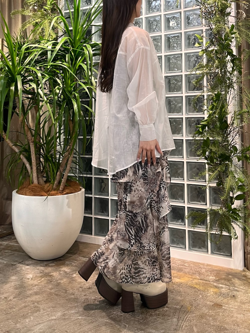 その他のワンピース、ホワイト系のブーツ、ホワイト系のシャツ/ブラウスを着用したレディースの春コーディネートの2枚目の写真