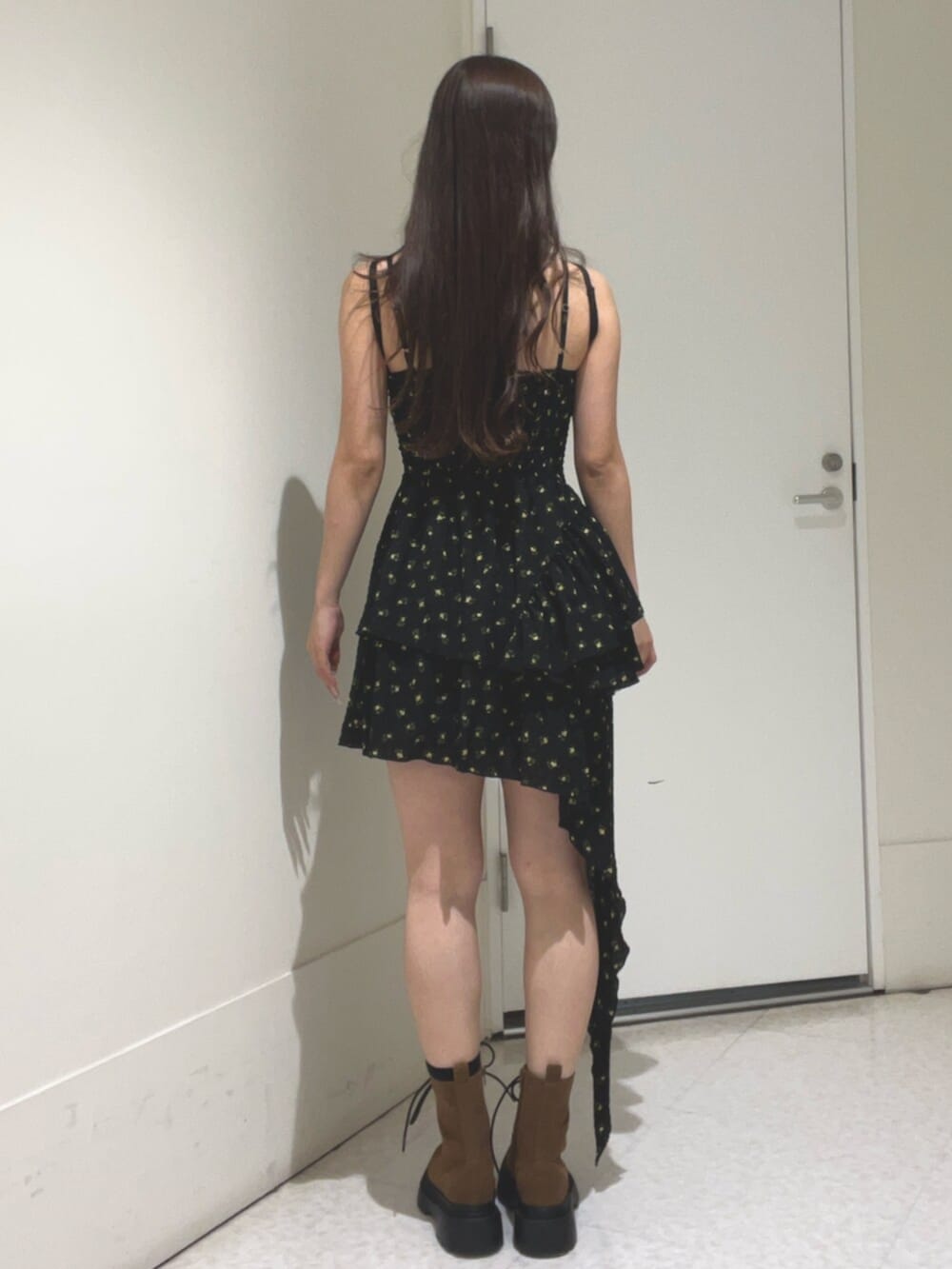 ホワイト系のワンピース、ブラウン系のブーツを着用したレディースの春コーディネートの3枚目の写真