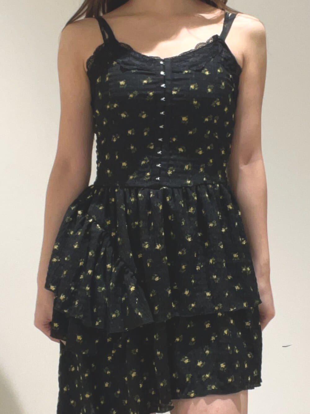 ホワイト系のワンピース、ブラウン系のブーツを着用したレディースの春コーディネートの4枚目の写真