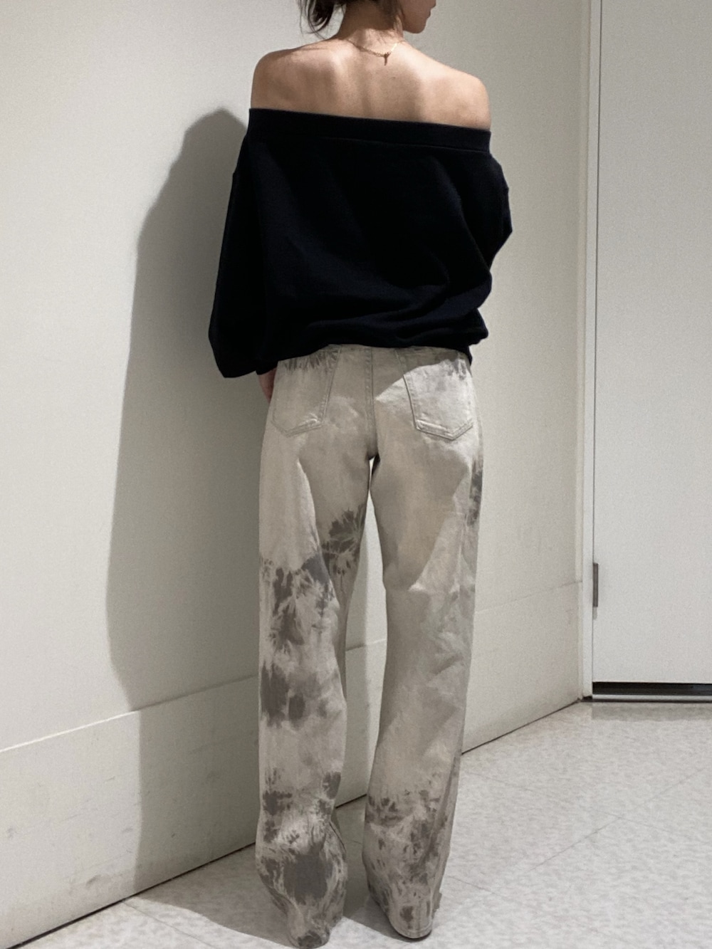 ベージュ系のデニムパンツ、ブラック系のパーカーを着用したレディースの秋コーディネートの3枚目の写真