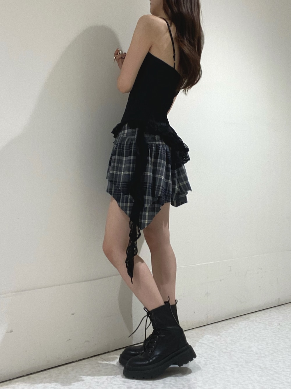 ブラック系のキャミソール、ブラック系のスカート、ブラック系のブーツを着用したレディースの夏コーディネートの2枚目の写真