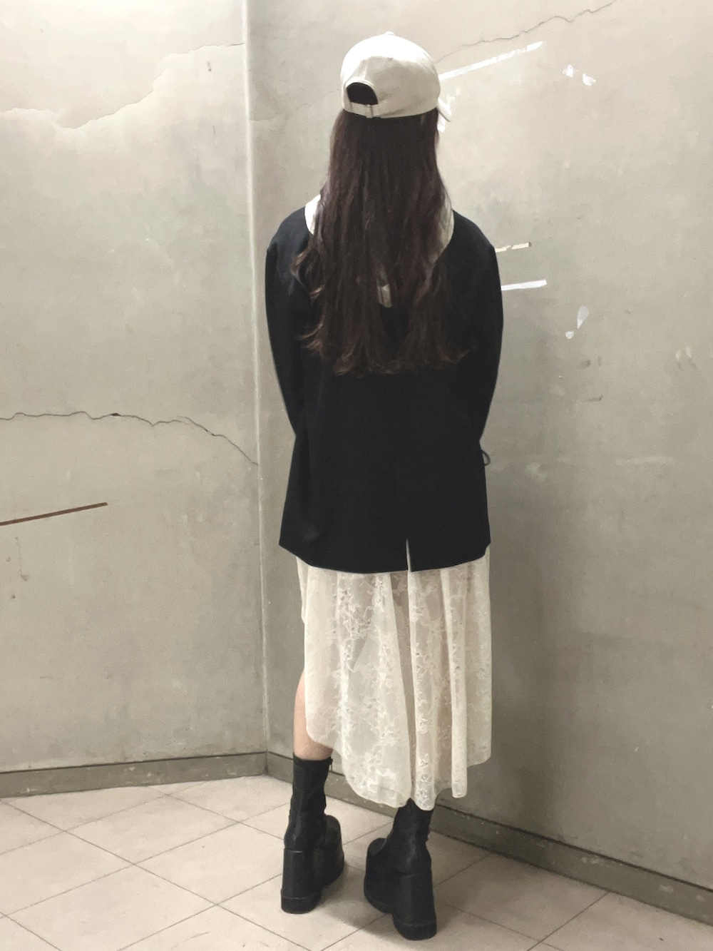 ブラウン系のテーラードジャケット、ホワイト系のワンピースを着用したレディースの春コーディネートの3枚目の写真