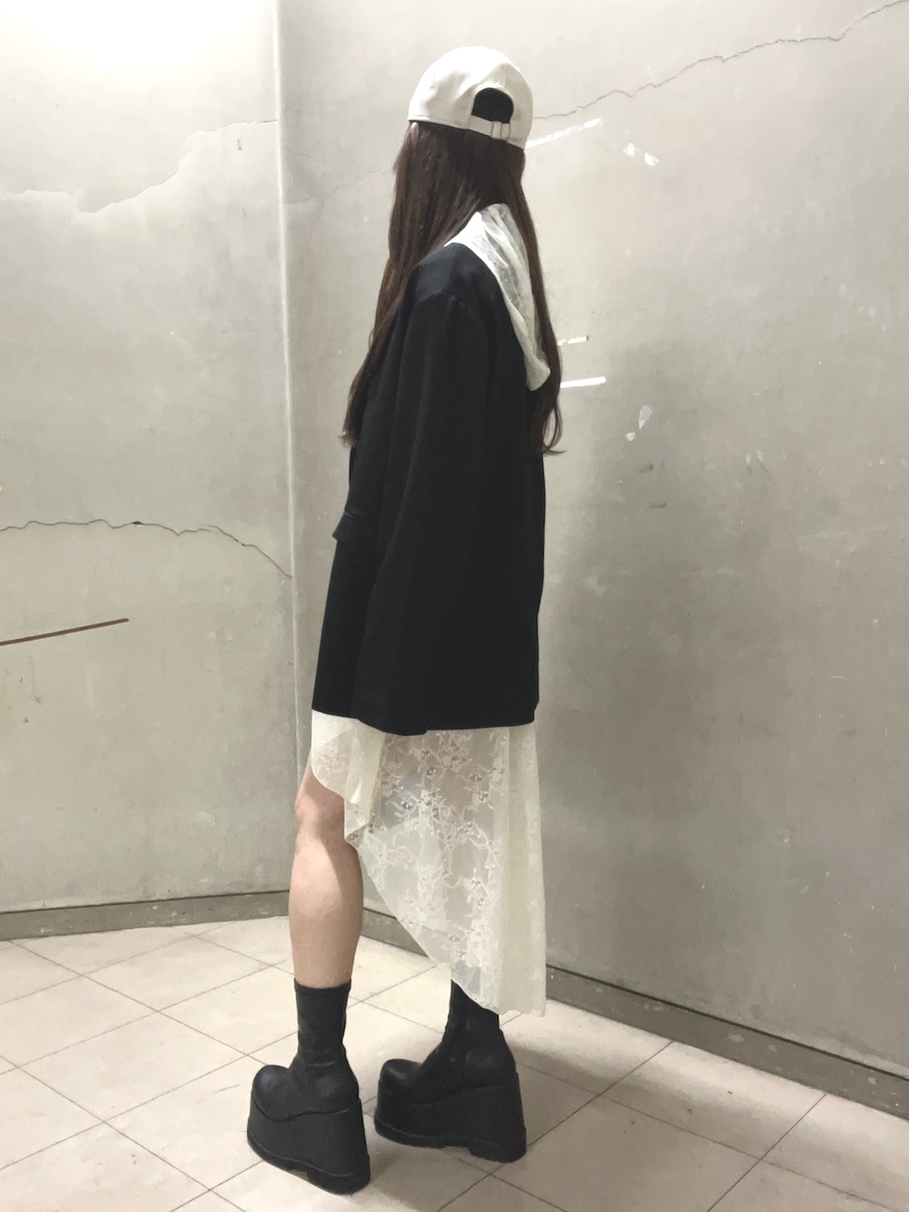 ブラウン系のテーラードジャケット、ホワイト系のワンピースを着用したレディースの春コーディネートの2枚目の写真