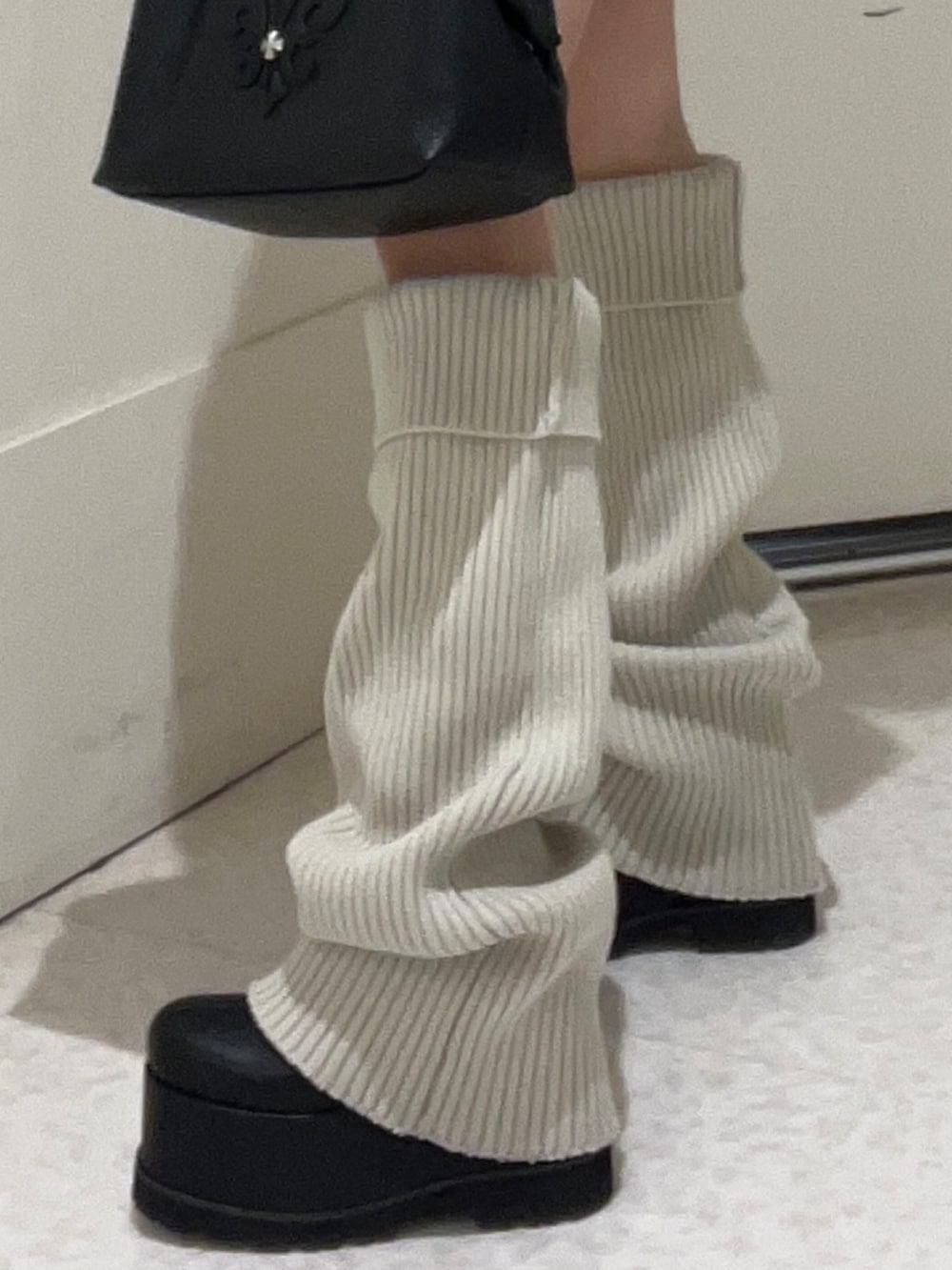 グレー系のカーディガン/ボレロ、ブラウン系のボストンバッグ、ブラック系のブーツを着用したレディースの冬コーディネートの5枚目の写真