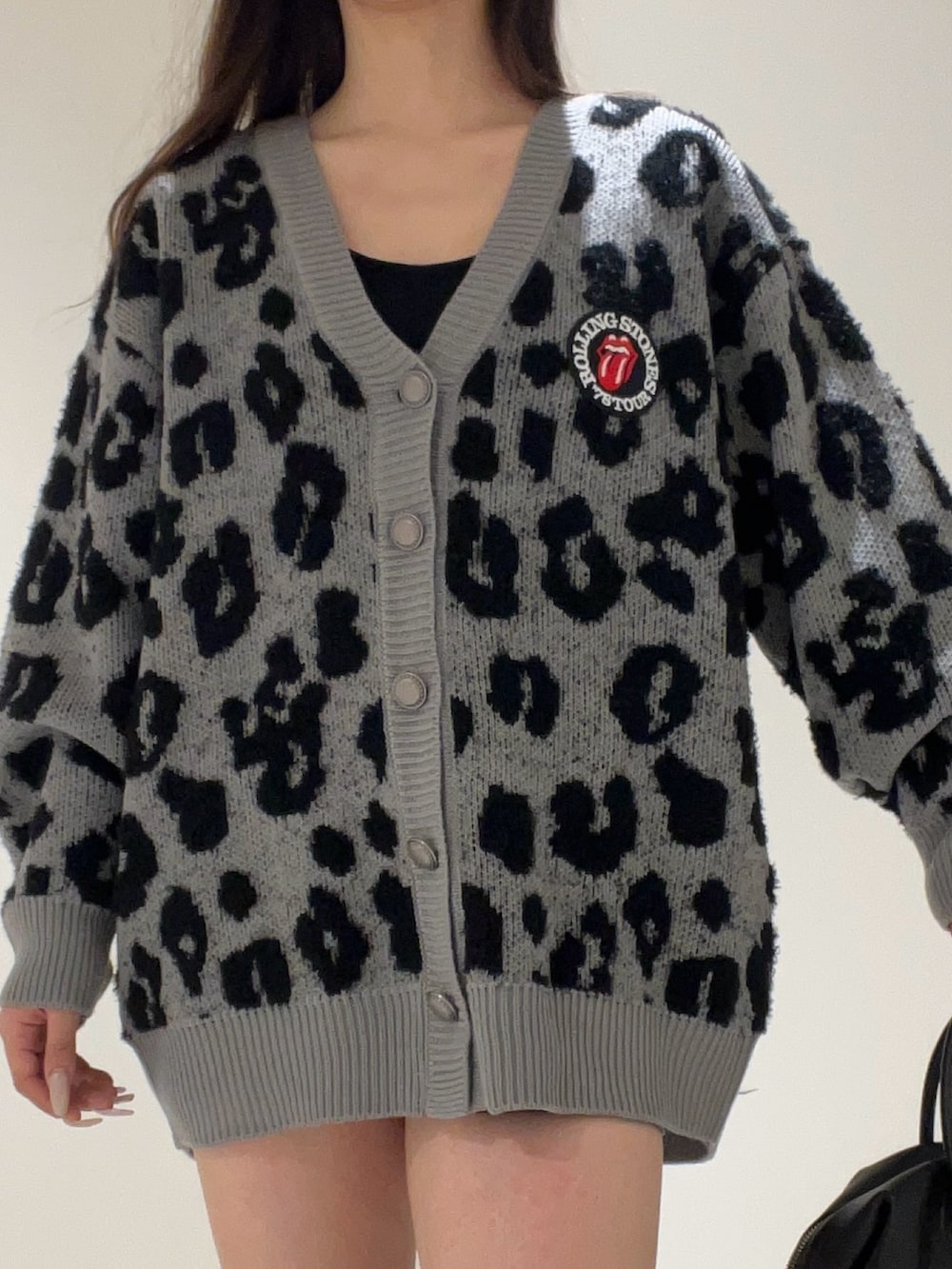 グレー系のカーディガン/ボレロ、ブラウン系のボストンバッグ、ブラック系のブーツを着用したレディースの冬コーディネートの4枚目の写真