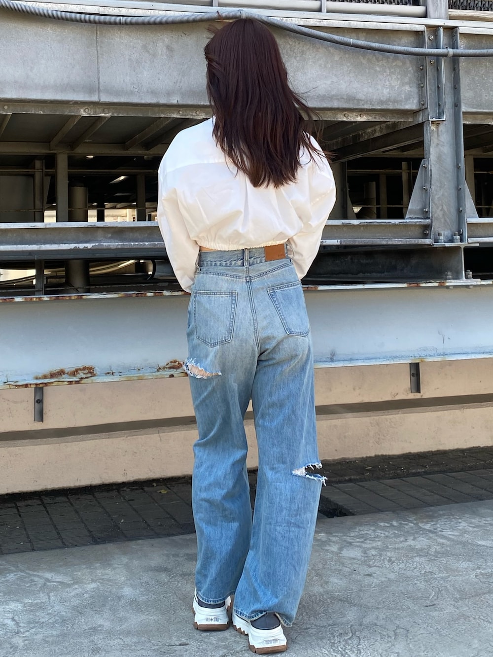 ブルー系のデニムパンツ、ホワイト系のシャツ/ブラウス、イエロー系のショルダーバッグを着用したレディースの春コーディネートの3枚目の写真