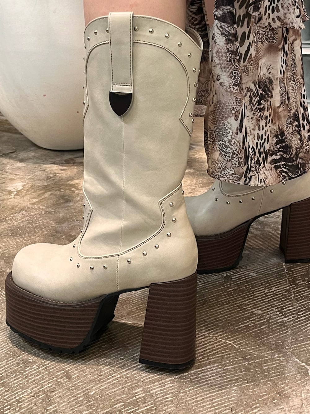 その他のワンピース、ホワイト系のブーツ、ホワイト系のシャツ/ブラウスを着用したレディースの春コーディネートの5枚目の写真