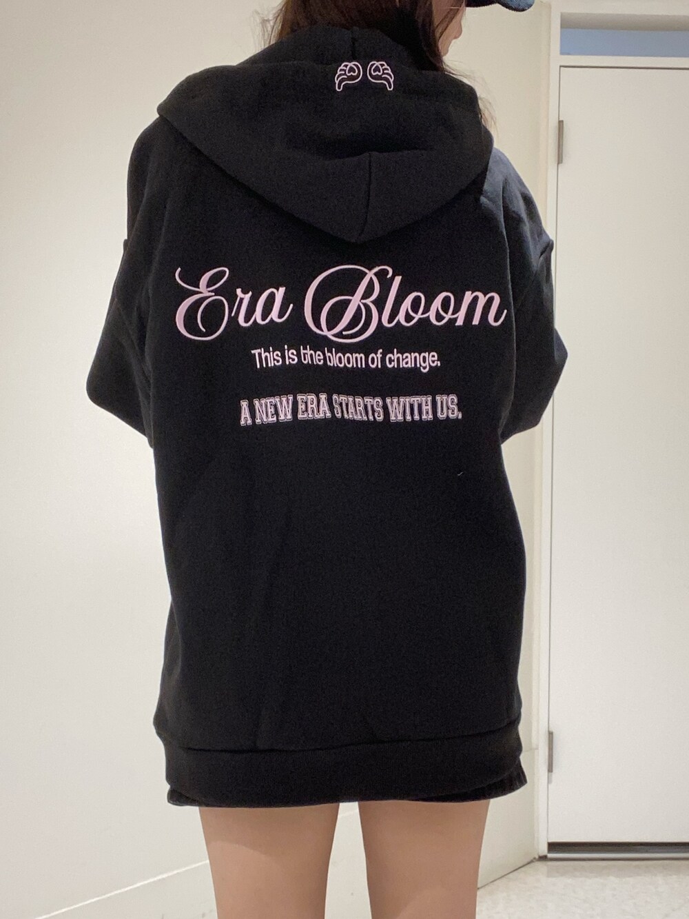 ブラック系のパーカー、その他のブーツ、ブラック系のキャップを着用したレディースの秋コーディネートの4枚目の写真