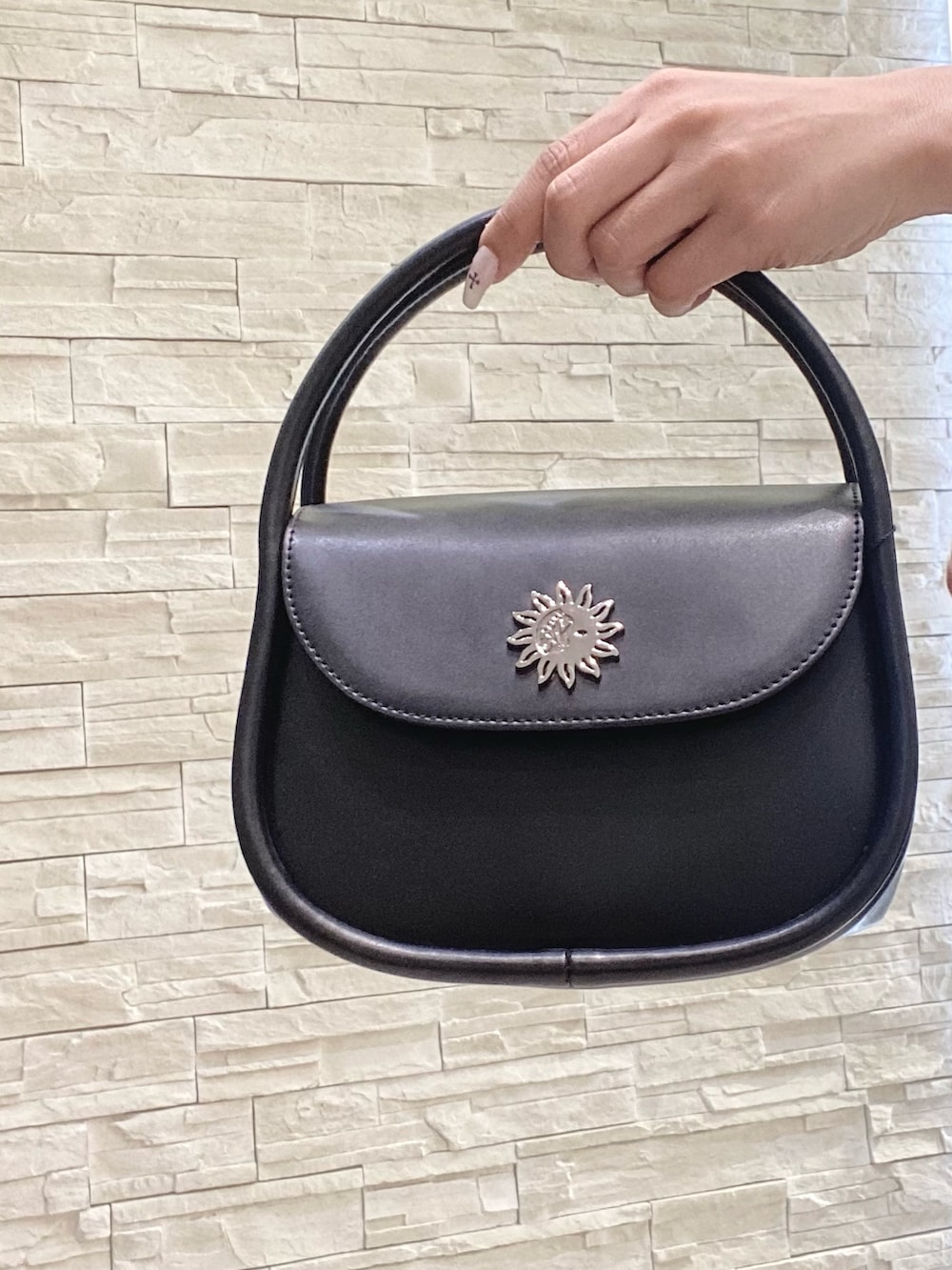 ブラック系のワンピース、その他のハンドバッグを着用したレディースの夏コーディネートの5枚目の写真