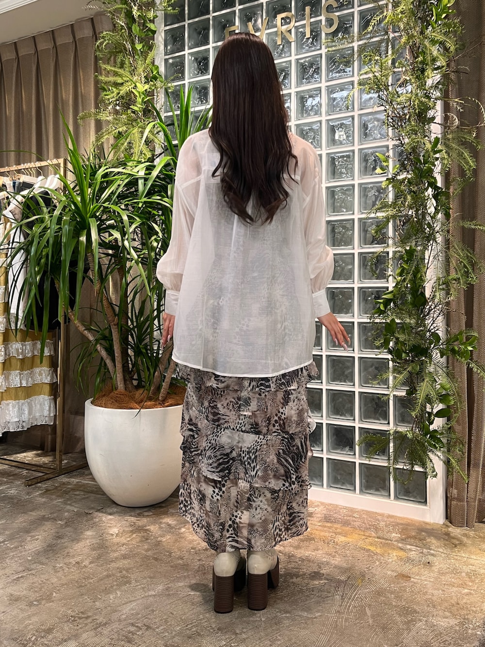 その他のワンピース、ホワイト系のブーツ、ホワイト系のシャツ/ブラウスを着用したレディースの春コーディネートの3枚目の写真