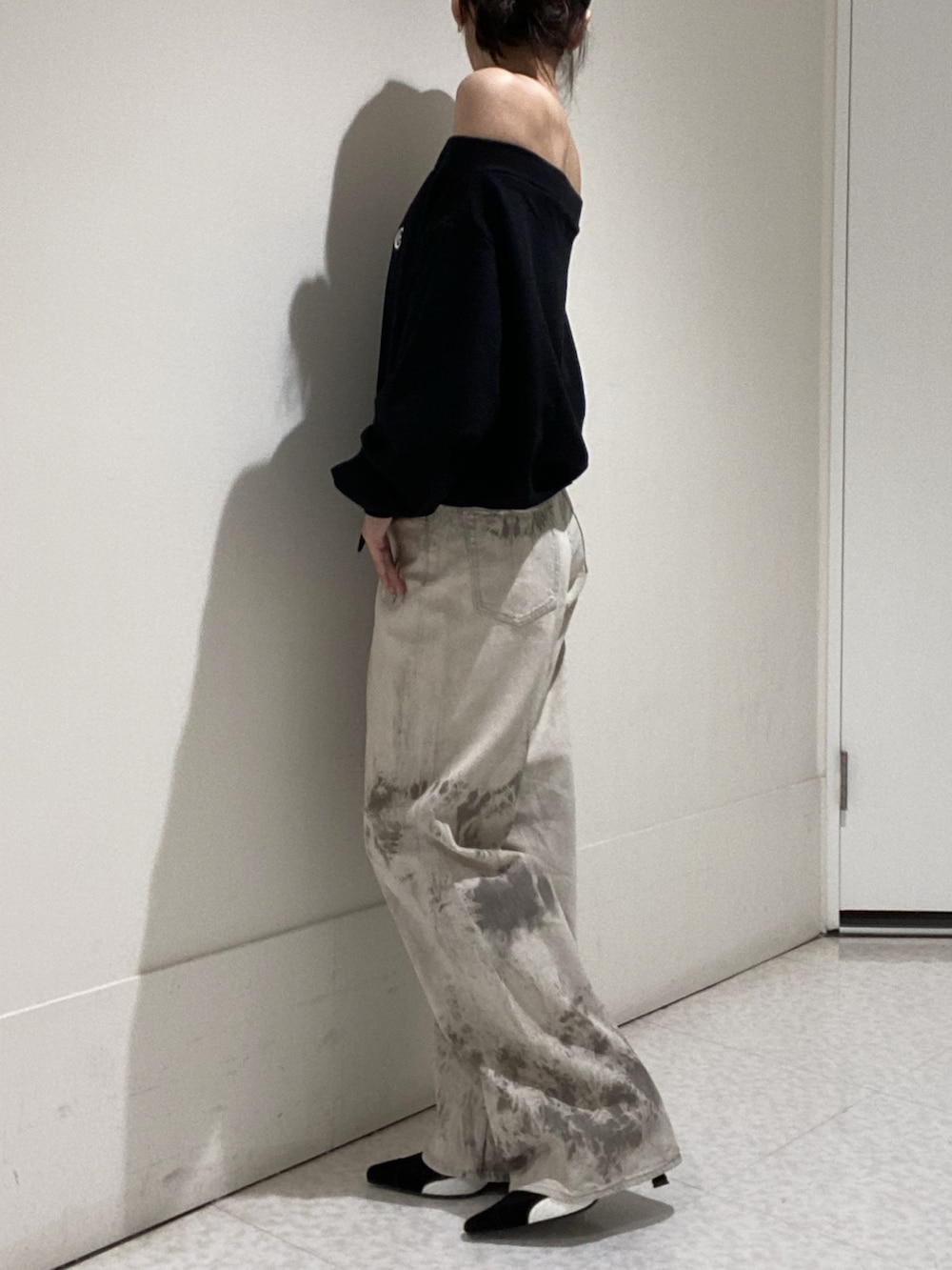 ベージュ系のデニムパンツ、ブラック系のパーカーを着用したレディースの秋コーディネートの2枚目の写真