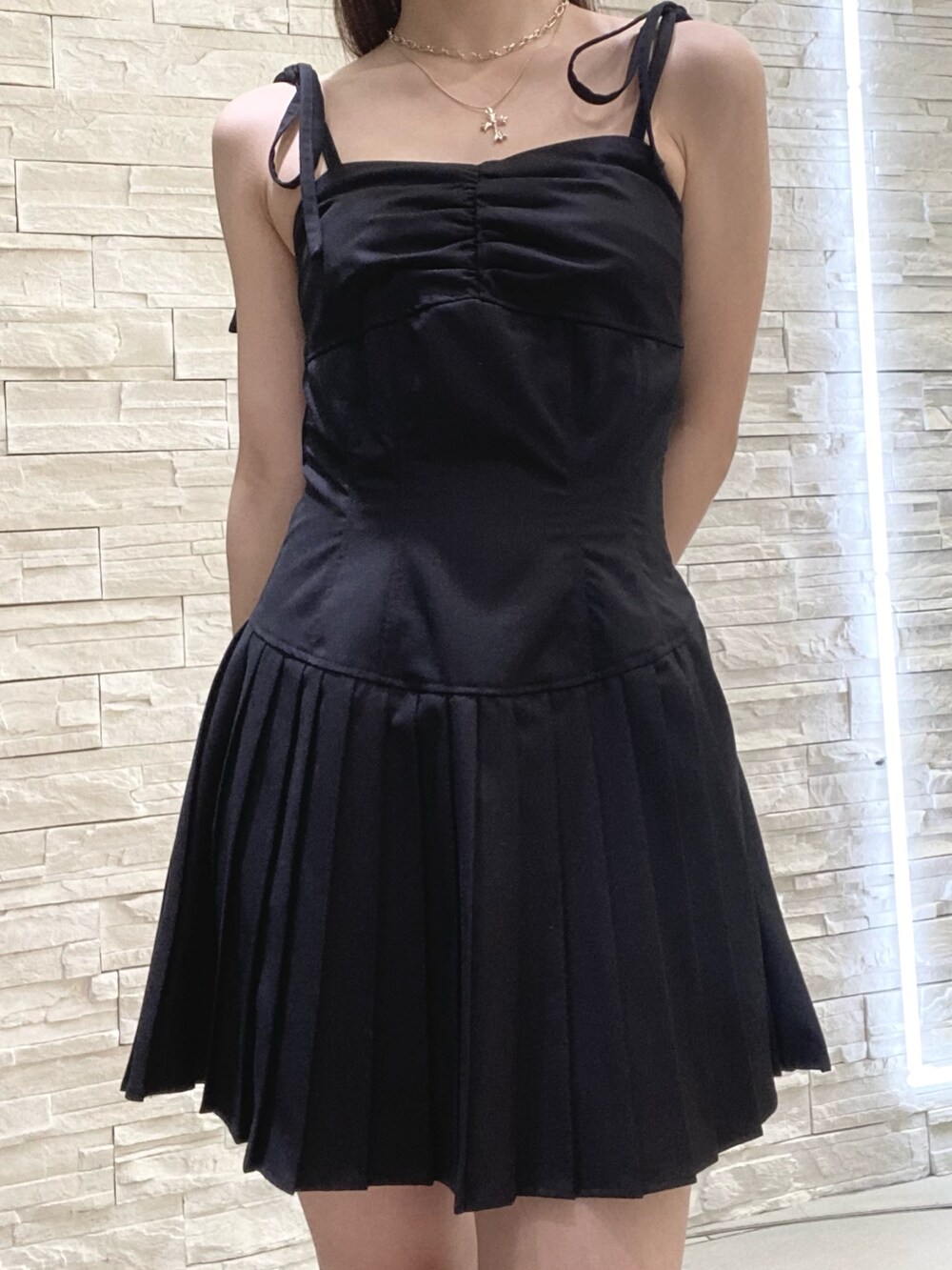 ブラック系のワンピース、その他のハンドバッグを着用したレディースの夏コーディネートの4枚目の写真