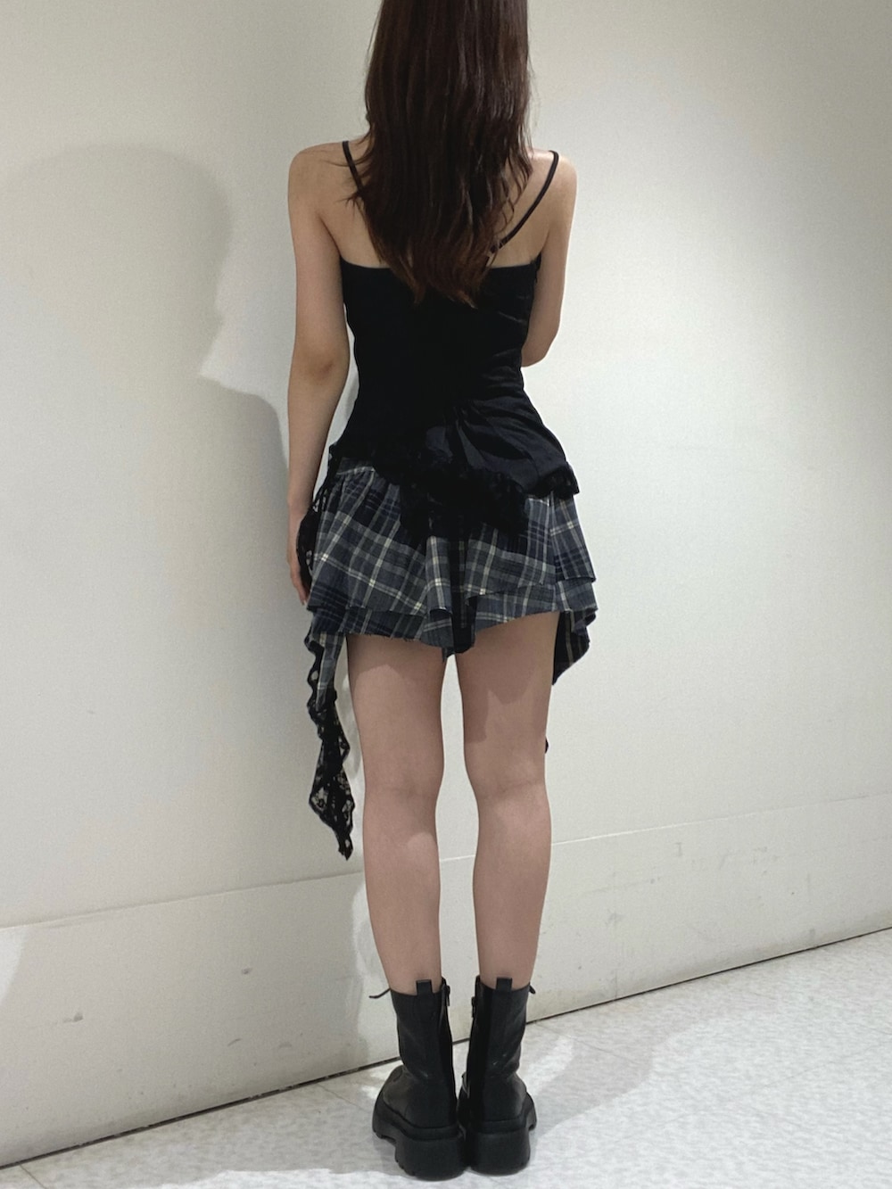 ブラック系のキャミソール、ブラック系のスカート、ブラック系のブーツを着用したレディースの夏コーディネートの3枚目の写真