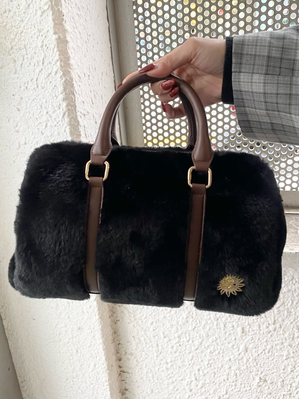 グレー系のテーラードジャケット、ブラック系のデニムスカート、ブラック系のブーツを着用したレディースの冬コーディネートの6枚目の写真