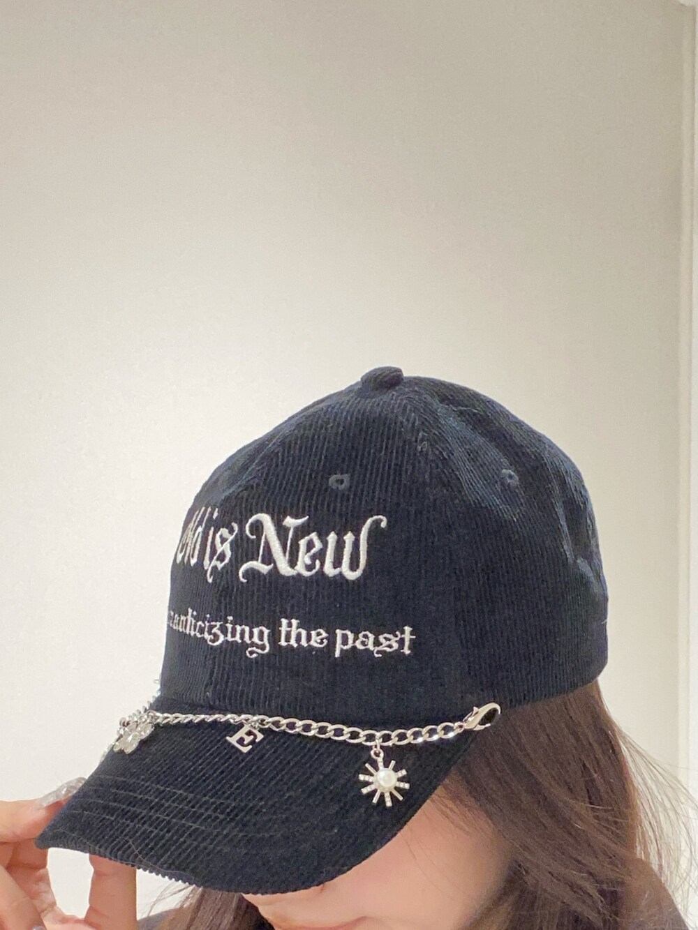 ブラック系のパーカー、その他のブーツ、ブラック系のキャップを着用したレディースの秋コーディネートの6枚目の写真