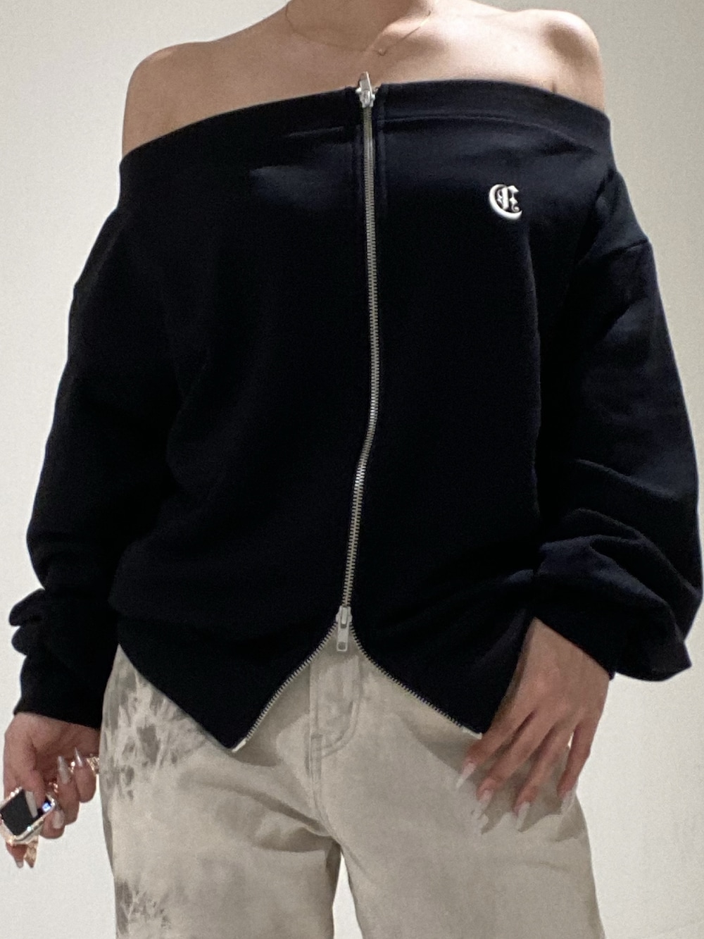 ベージュ系のデニムパンツ、ブラック系のパーカーを着用したレディースの秋コーディネートの4枚目の写真