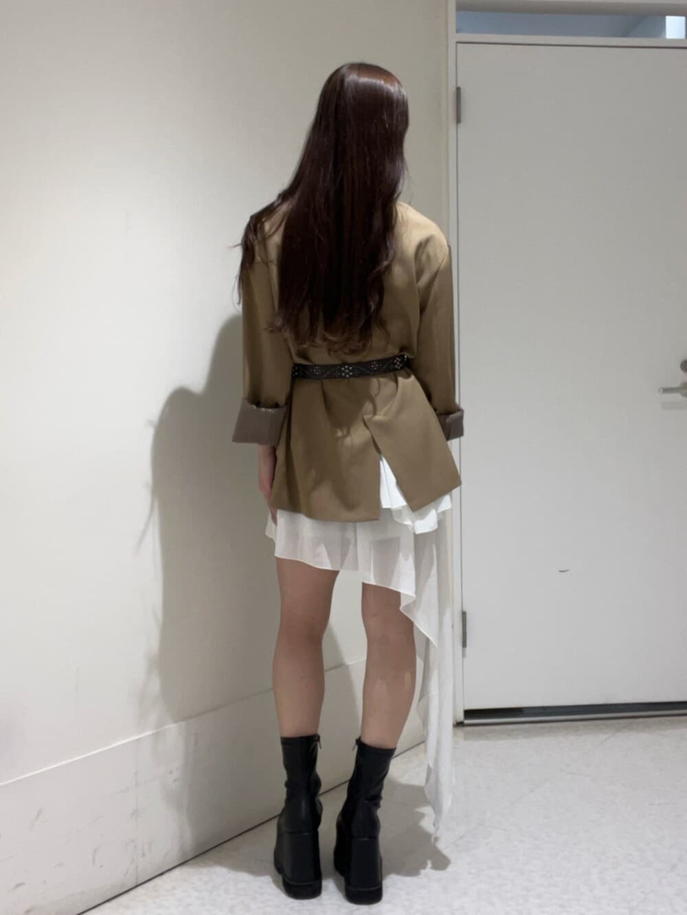 ブラウン系のテーラードジャケット、ホワイト系のワンピース、ブラウン系のベルトを着用したレディースの春コーディネートの3枚目の写真