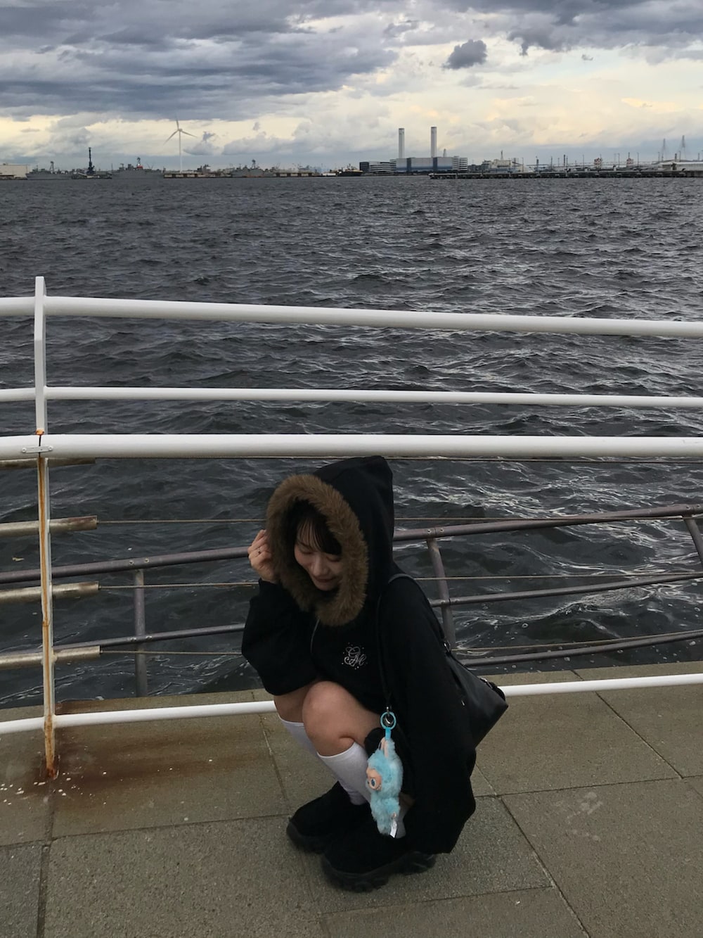 ブラック系のその他アウターを着用したレディースの秋コーディネートの2枚目の写真