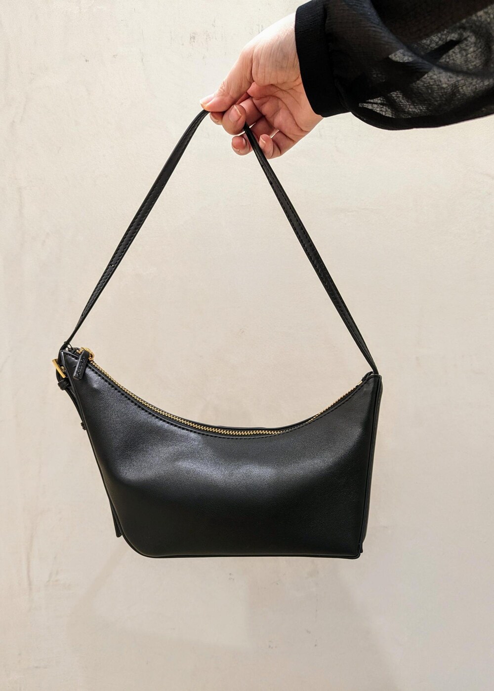 ブラック系のハンドバッグ、ブラック系のパンプス、ホワイト系のその他パンツを着用したレディースの春コーディネートの6枚目の写真