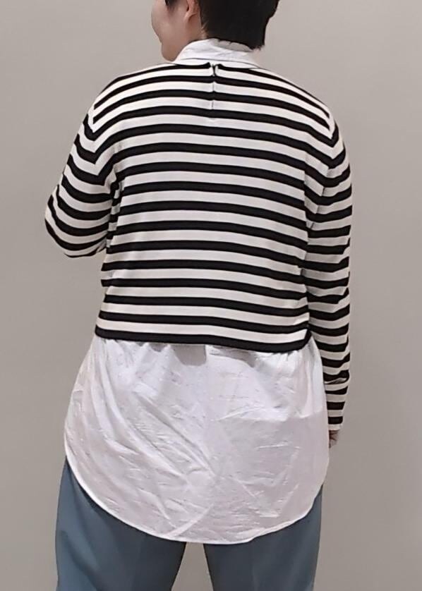 ホワイト系のシャツ/ブラウス、ブラック系のパンプス、ブラック系のTシャツ/カットソーを着用したレディースの春コーディネートの4枚目の写真