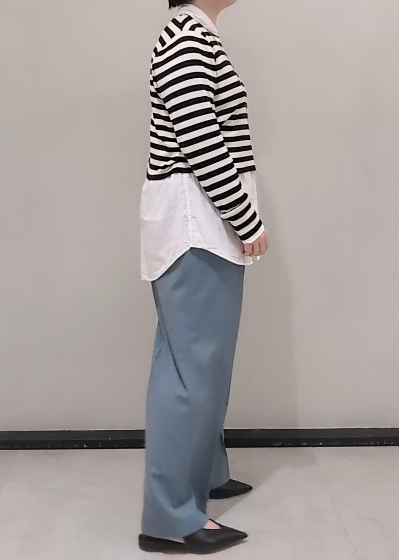 ホワイト系のシャツ/ブラウス、ブラック系のパンプス、ブラック系のTシャツ/カットソーを着用したレディースの春コーディネートの2枚目の写真