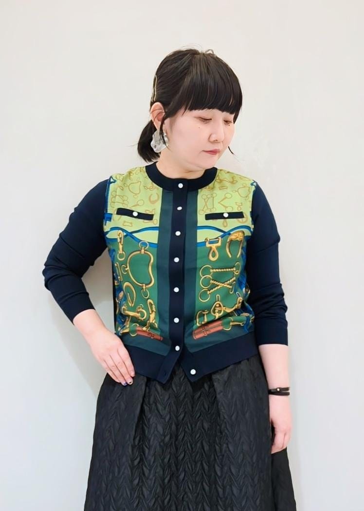 グリーン系のカーディガン/ボレロ、ブラック系のパンプス、ベージュ系のショルダーバッグを着用したレディースの夏コーディネートの4枚目の写真