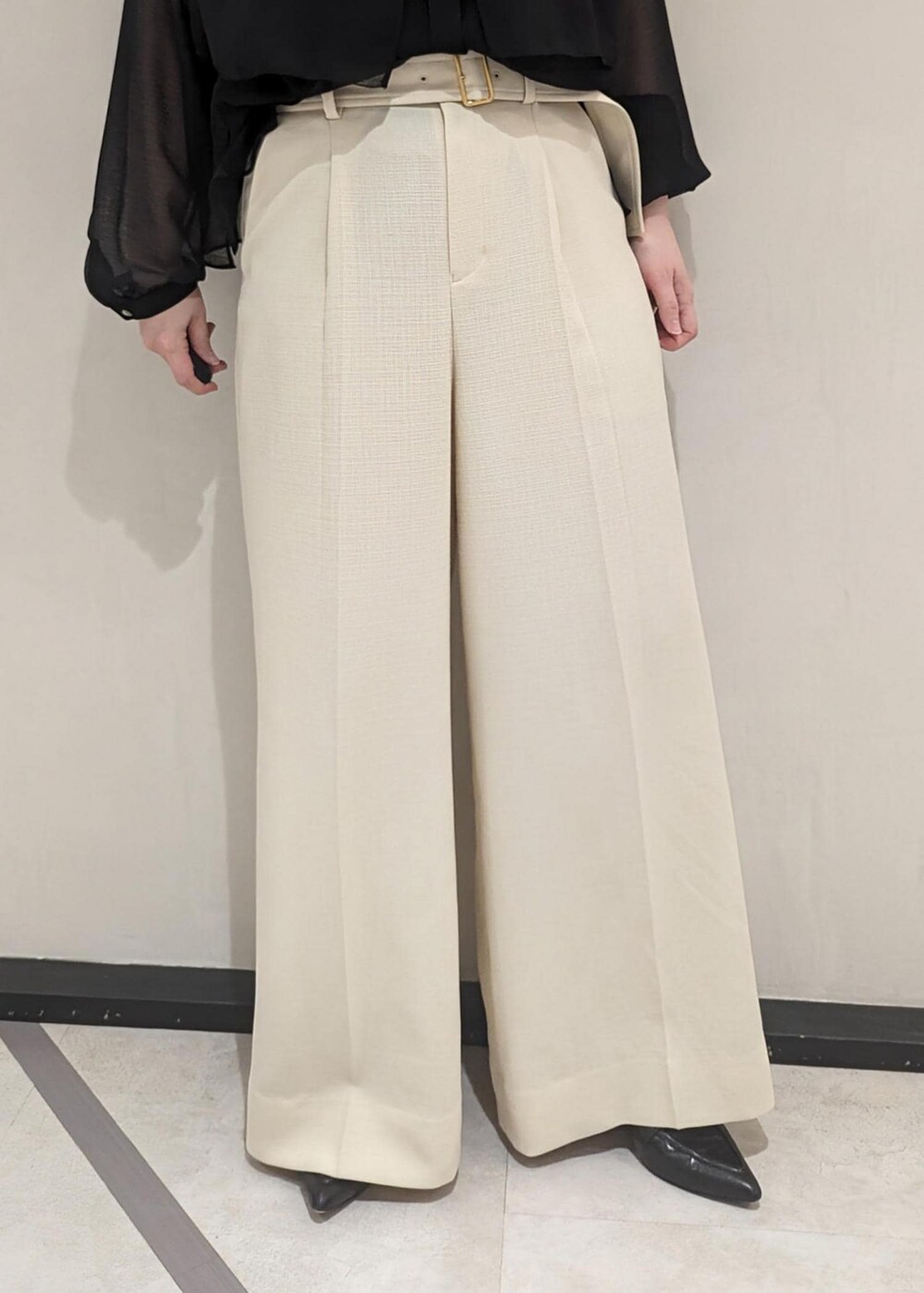 ブラック系のハンドバッグ、ブラック系のパンプス、ホワイト系のその他パンツを着用したレディースの春コーディネートの5枚目の写真