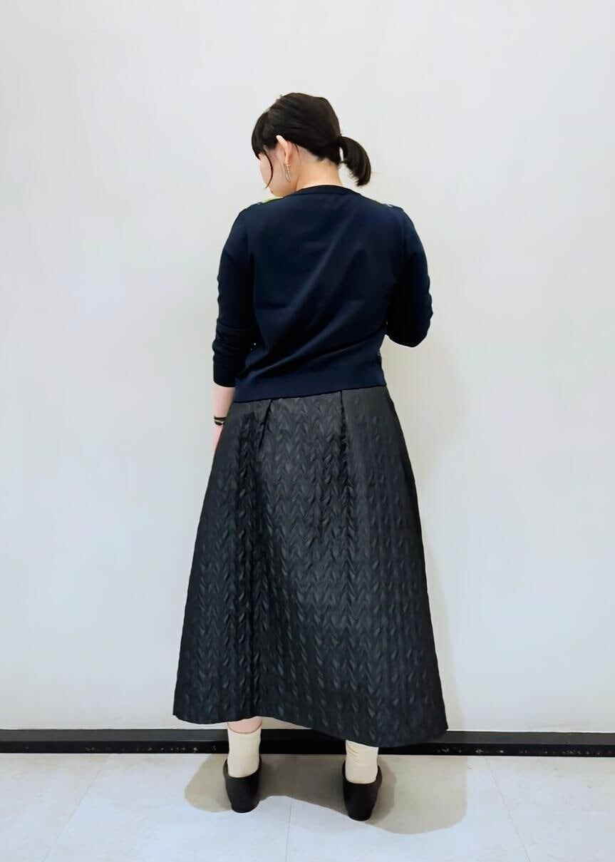 グリーン系のカーディガン/ボレロ、ブラック系のパンプス、ベージュ系のショルダーバッグを着用したレディースの夏コーディネートの3枚目の写真