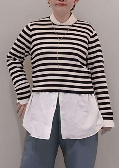 ホワイト系のシャツ/ブラウス、ブラック系のパンプス、ブラック系のTシャツ/カットソーを着用したレディースの春コーディネートの3枚目の写真