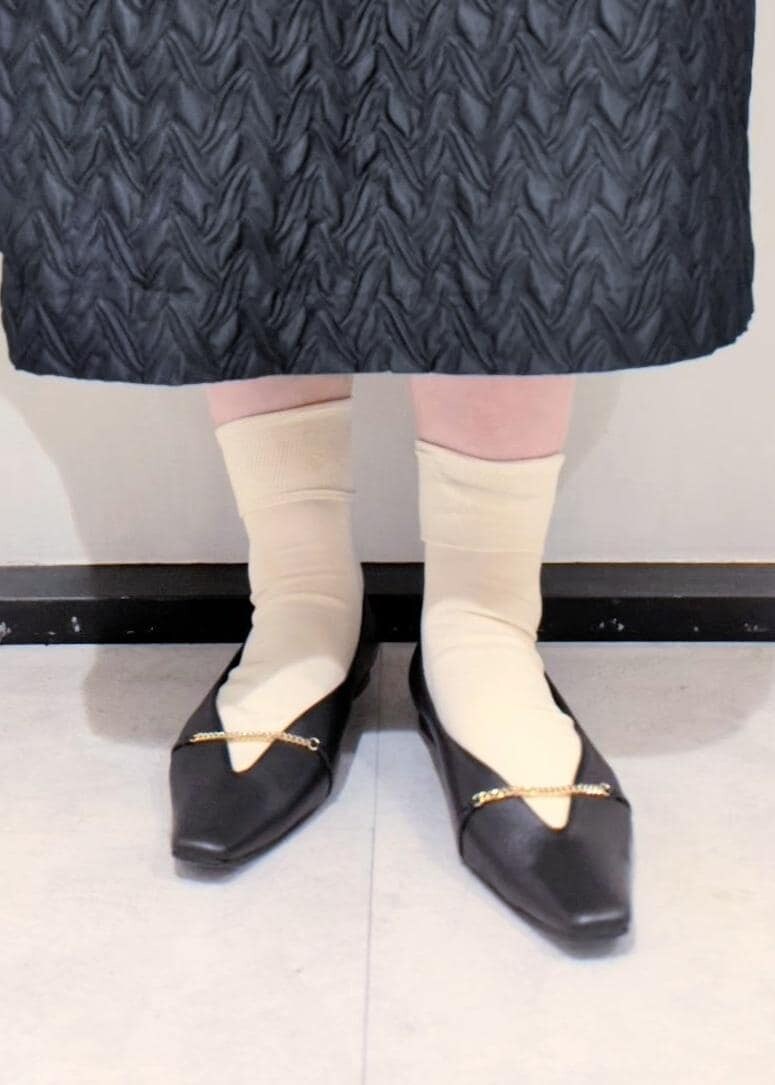 グリーン系のカーディガン/ボレロ、ブラック系のパンプス、ベージュ系のショルダーバッグを着用したレディースの夏コーディネートの7枚目の写真