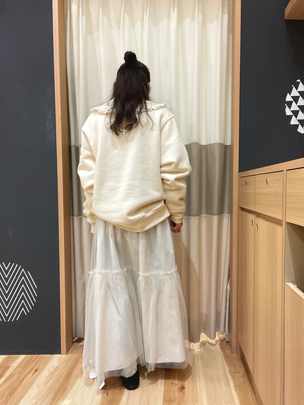 ホワイト系のTシャツ/カットソー、ホワイト系のシャツ/ブラウス、ホワイト系のスカートを着用したレディースの冬コーディネートの2枚目の写真