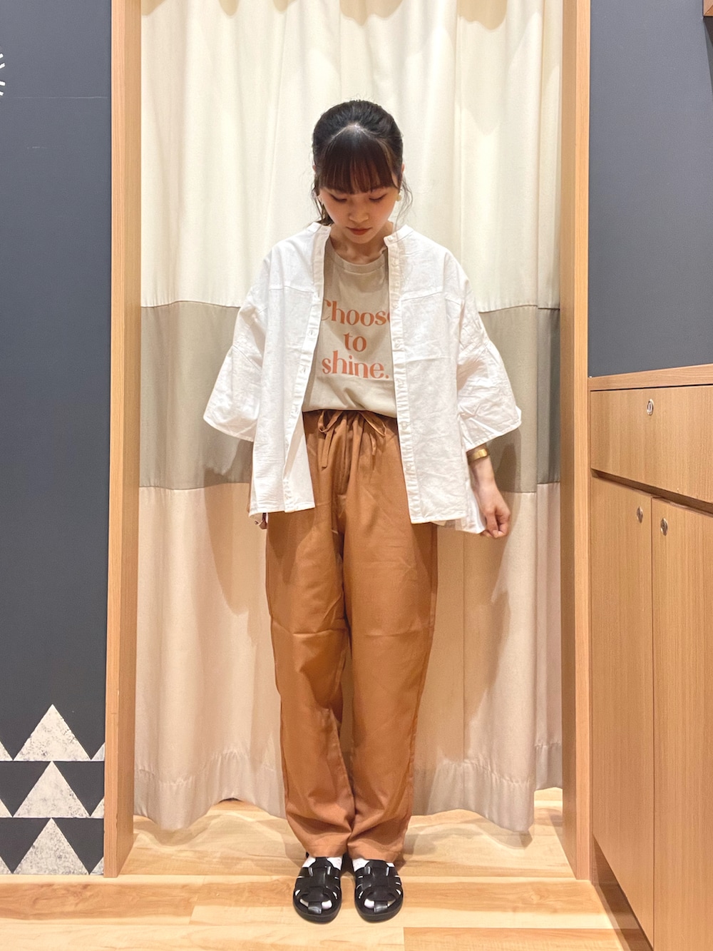 ベージュ系のTシャツ/カットソー、ホワイト系のシャツ/ブラウス、オレンジ系のその他パンツを着用したレディースの夏コーディネートの2枚目の写真