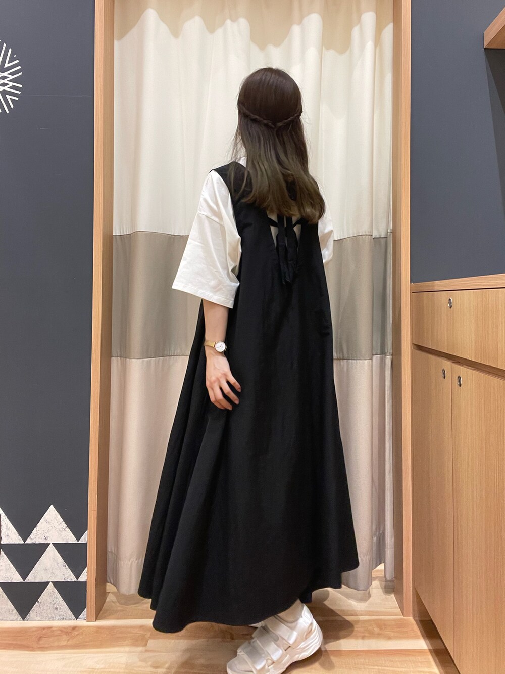 ホワイト系のTシャツ/カットソー、ブラック系のその他パンツ、ブラック系のワンピースを着用したレディースの秋コーディネートの2枚目の写真