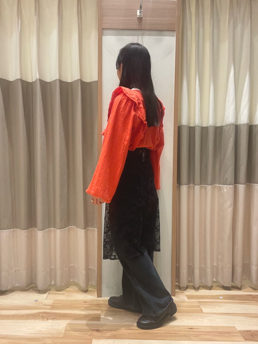 レッド系のシャツ/ブラウス、ブラック系のその他パンツを着用したレディースの春コーディネートの2枚目の写真