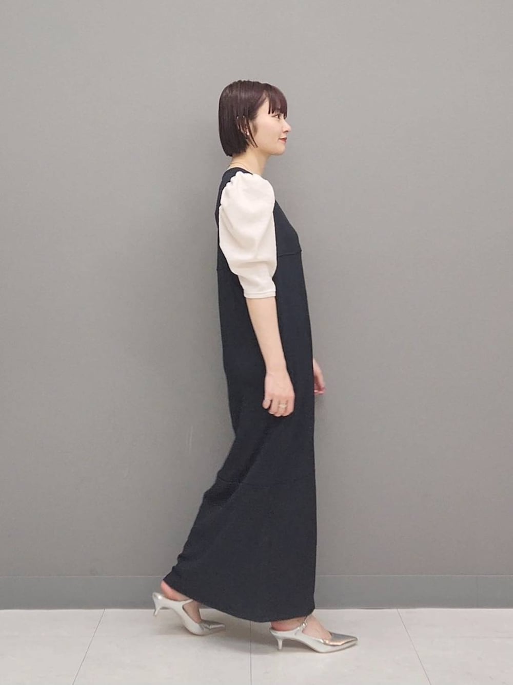 「体型カバー、着痩せ・細見え、シワ軽減、カジュアル、春コーデ、休日コーデ、楽ちんコーデ、SNAP_apart by lowrys、骨格ストレート、低身長、着痩せ、ゆったり、apart by lowrys、e/rm、ワンピース」｜「A part byのストラップミュール（サンダル、シルバー系）」を使った、ノノカさん（レディース・156cm）の春コーディネートの2枚目の写真