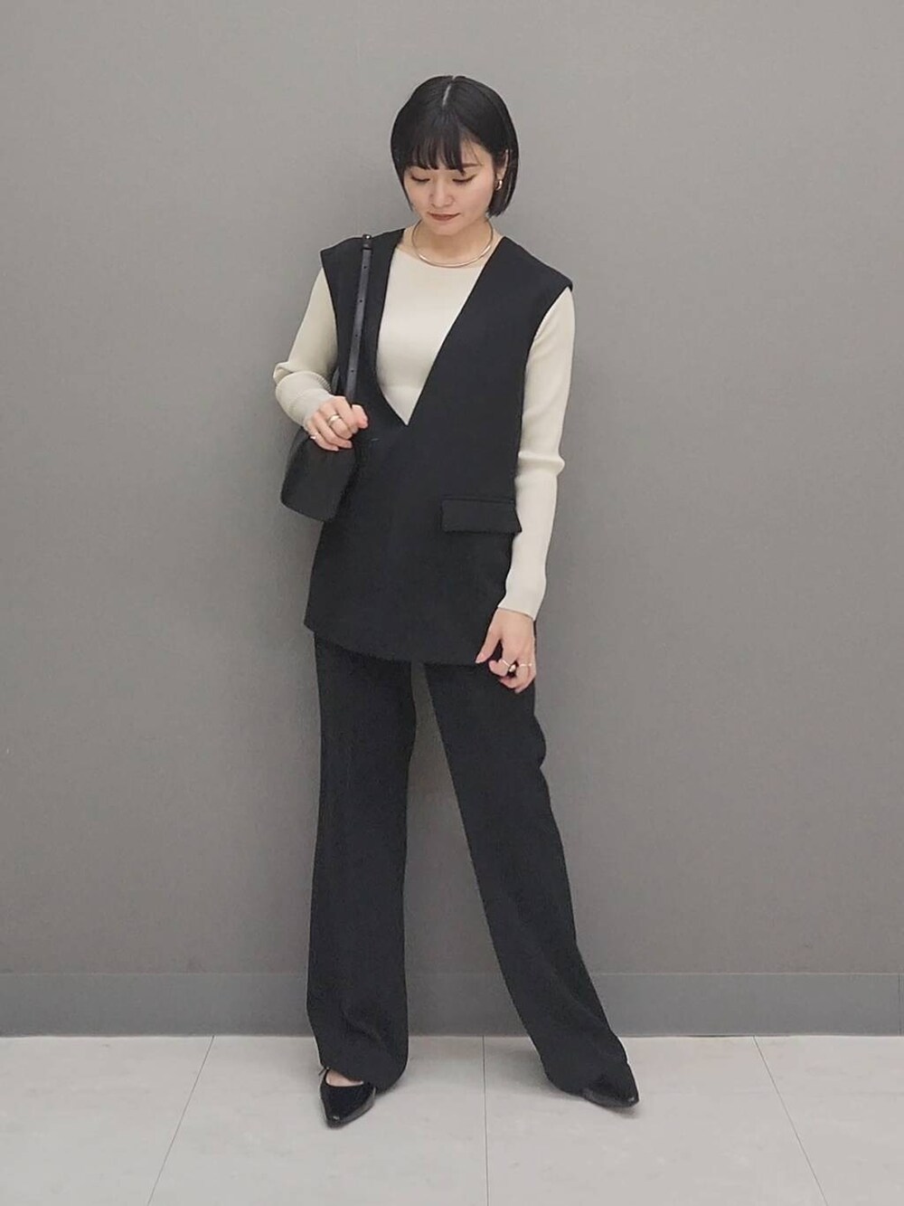 「カジュアル、体型カバー、ベーシック/シンプル、楽ちんコーデ、冬コーデ、SNAP_apart by lowrys、骨格ストレート、低身長、着痩せ、ゆったり、apart by lowrys、シンプルコーデ、お仕事コーデ_apart by lowrys、セットアップ、オケージョン」｜「LOWRYS FARMのステンレスフープチョーカー 127295（チョーカー、シルバー系）」を使った、ノノカさん（レディース・156cm）の冬コーディネートの4枚目の写真