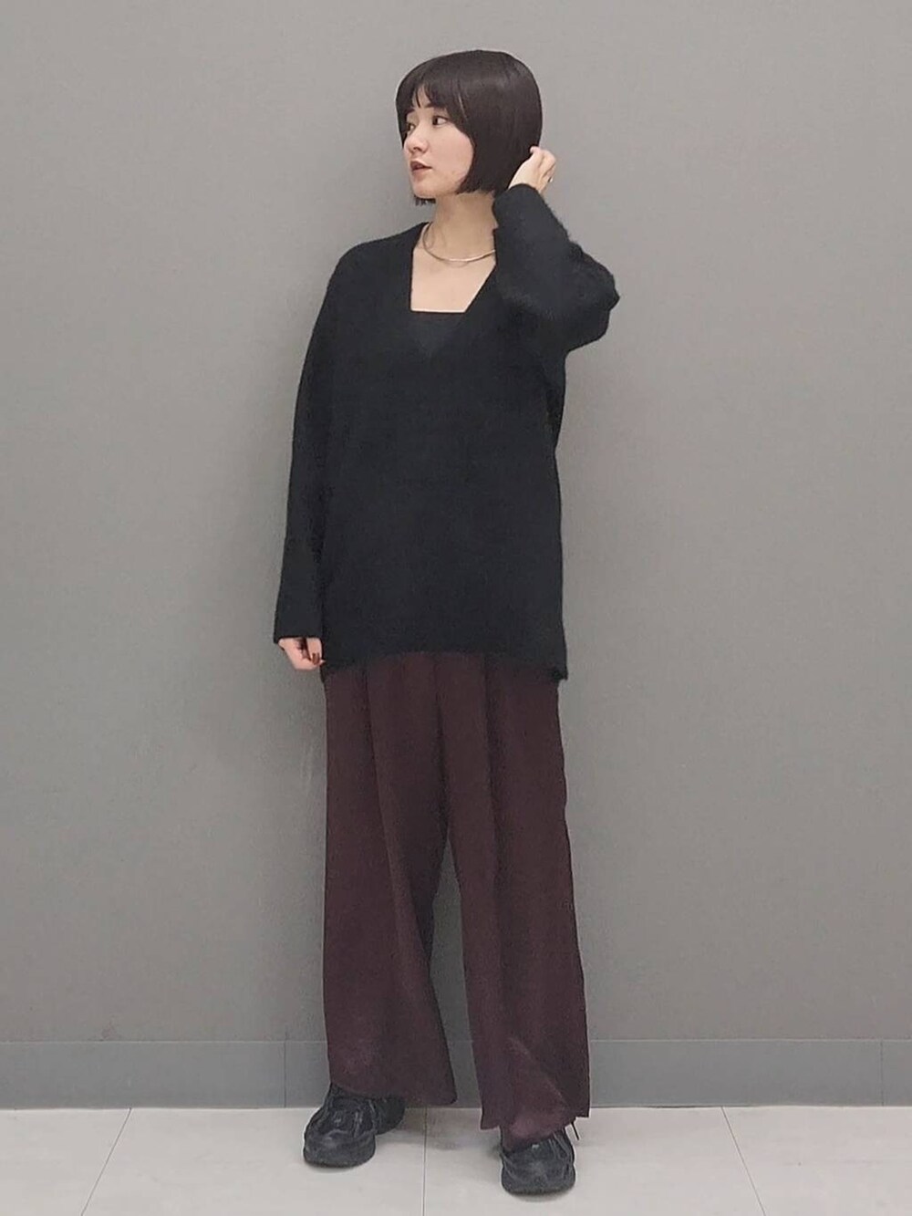 ブラック系のニット/セーター、レッド系のその他パンツ、シルバー系のチョーカーを着用したレディースの秋コーディネートの3枚目の写真