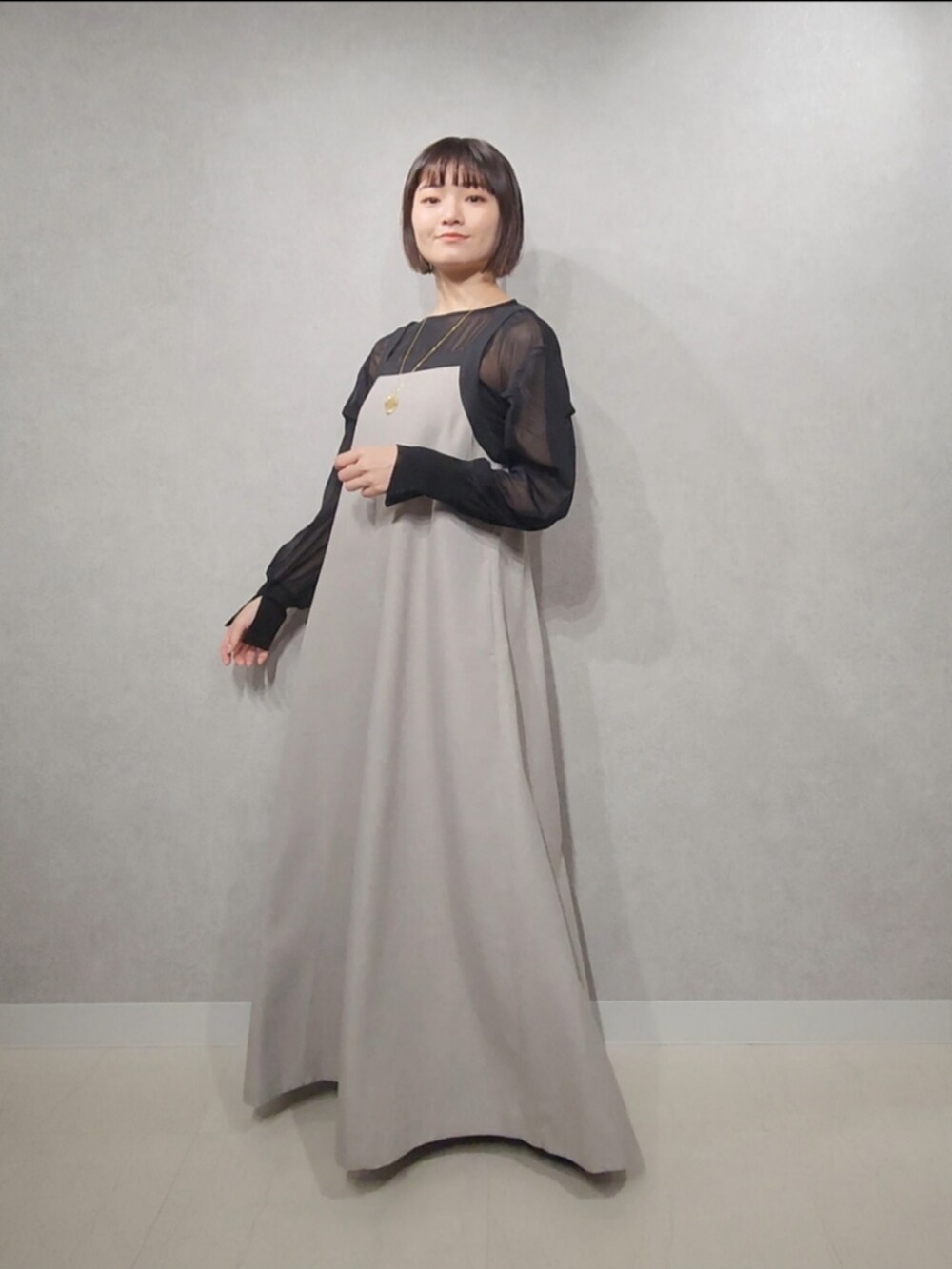 「ジャンパースカート、ジャンスカ、秋コーデ、大人カジュアル、オトナカジュアル、アパートバイローリーズ、骨格ストレート、シアートップス、apartbylowrys」｜「A part byのフレアジャンスカ（ジャンパースカート、グレー系）」を使った、ノノカさん（レディース・156cm）の夏コーディネートの2枚目の写真