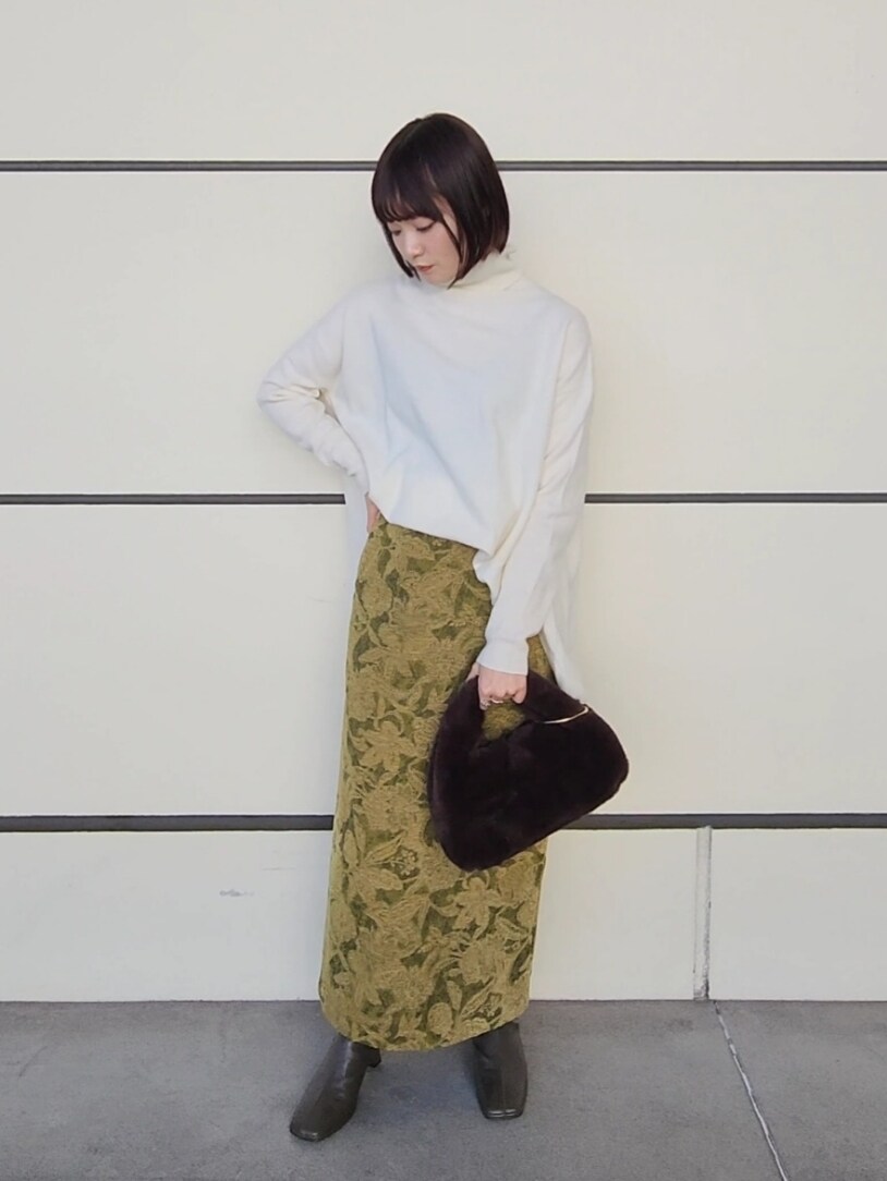 「アパートバイローリーズ、タートルネック、タートルネックニット、ウールカシミヤ、ジャガードスカート、ファーバッグ、大人カジュアル、骨格ストレート、ボブ、ミニボブ、オトナカジュアル、apartbylowrys」｜「A part byのカシミヤコンタートルネックプルオーバー（ニット/セーター、ホワイト系）」を使った、ノノカさん（レディース・156cm）の秋コーディネートの4枚目の写真