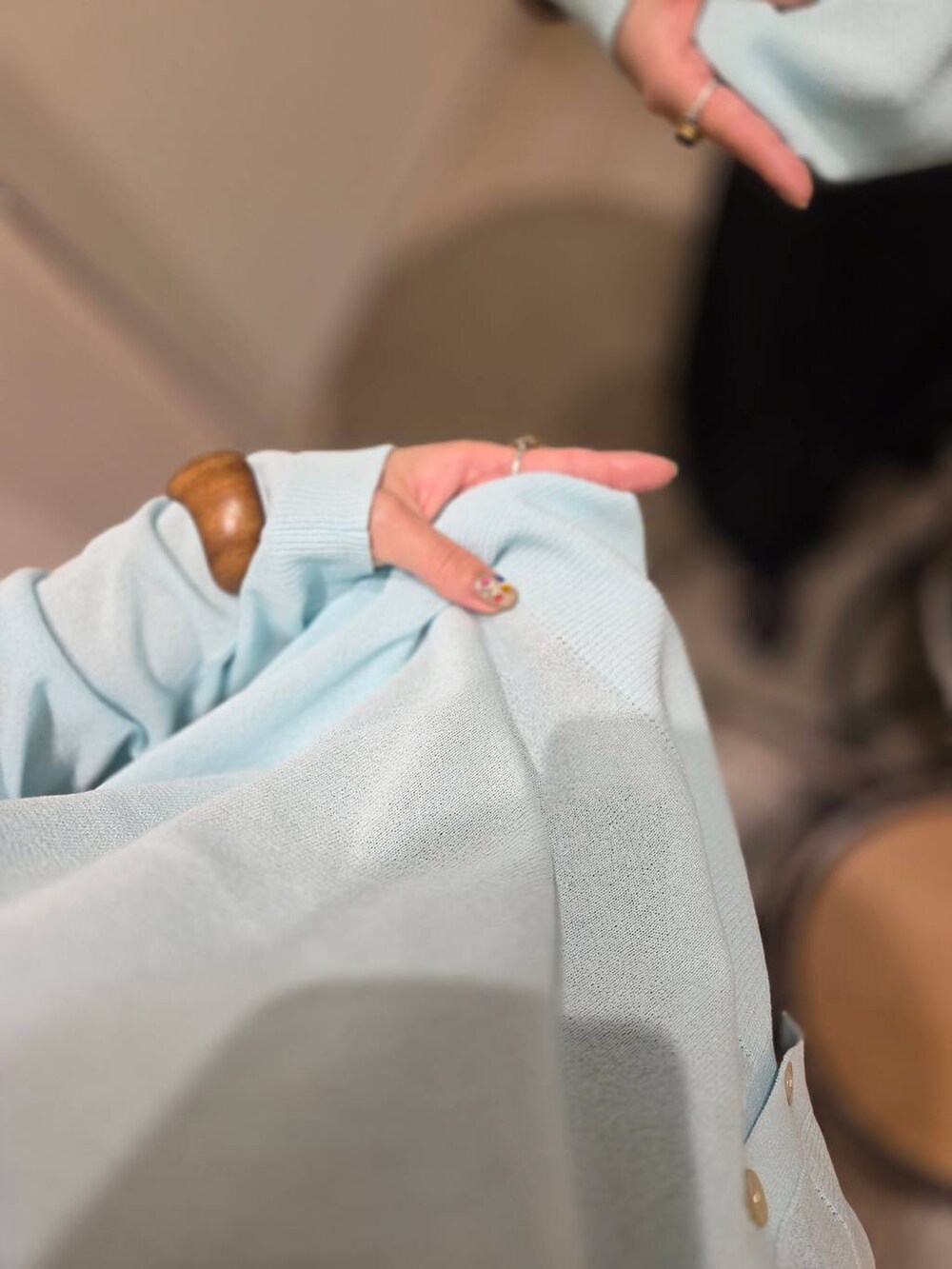 ブラック系のサンダル、ブルー系のカーディガン/ボレロ、ブラック系のその他パンツを着用したレディースの春コーディネートの3枚目の写真