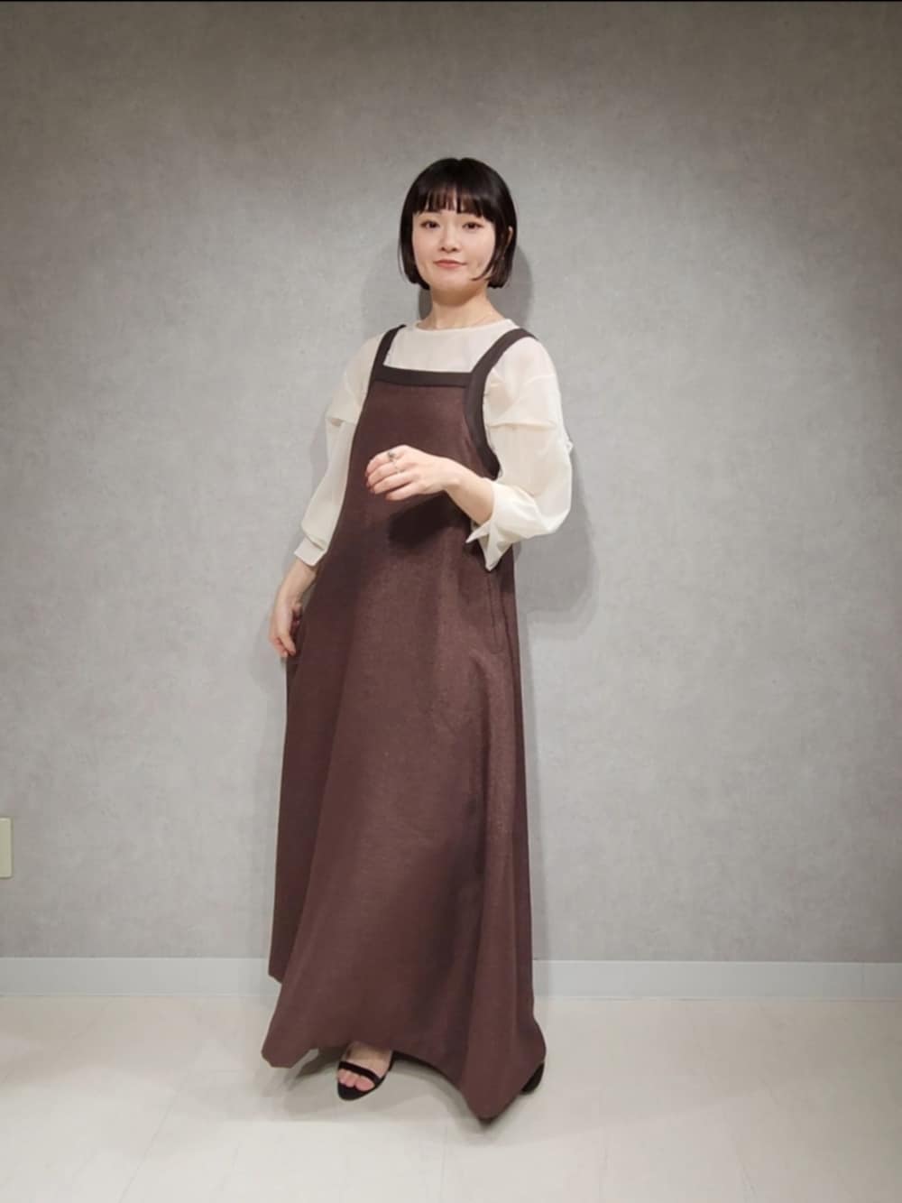 「ジャンスカ、アパートバイローリーズ、秋コーデ、チュールトップス、シアートップス、ミニボブ、骨格ストレート、apartbylowrys」｜「A part byのフレアジャンスカ（ジャンパースカート、ブラウン系）」を使った、ノノカさん（レディース・156cm）の夏コーディネートの3枚目の写真