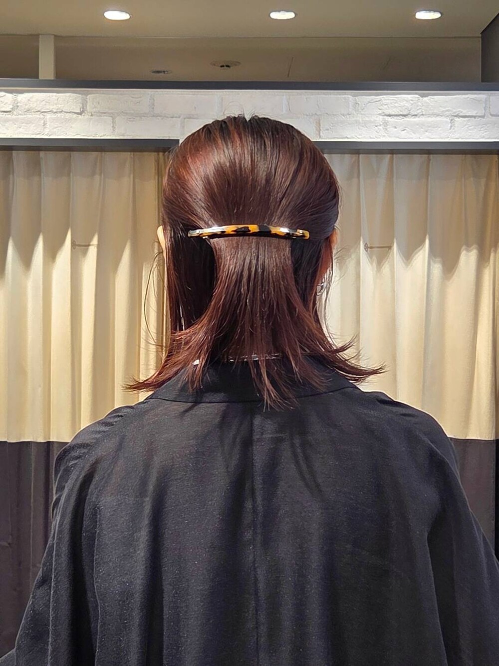 ブラック系のスラックス、レッド系のショルダーバッグ、ブラック系のサンダルを着用したレディースの秋コーディネートの6枚目の写真