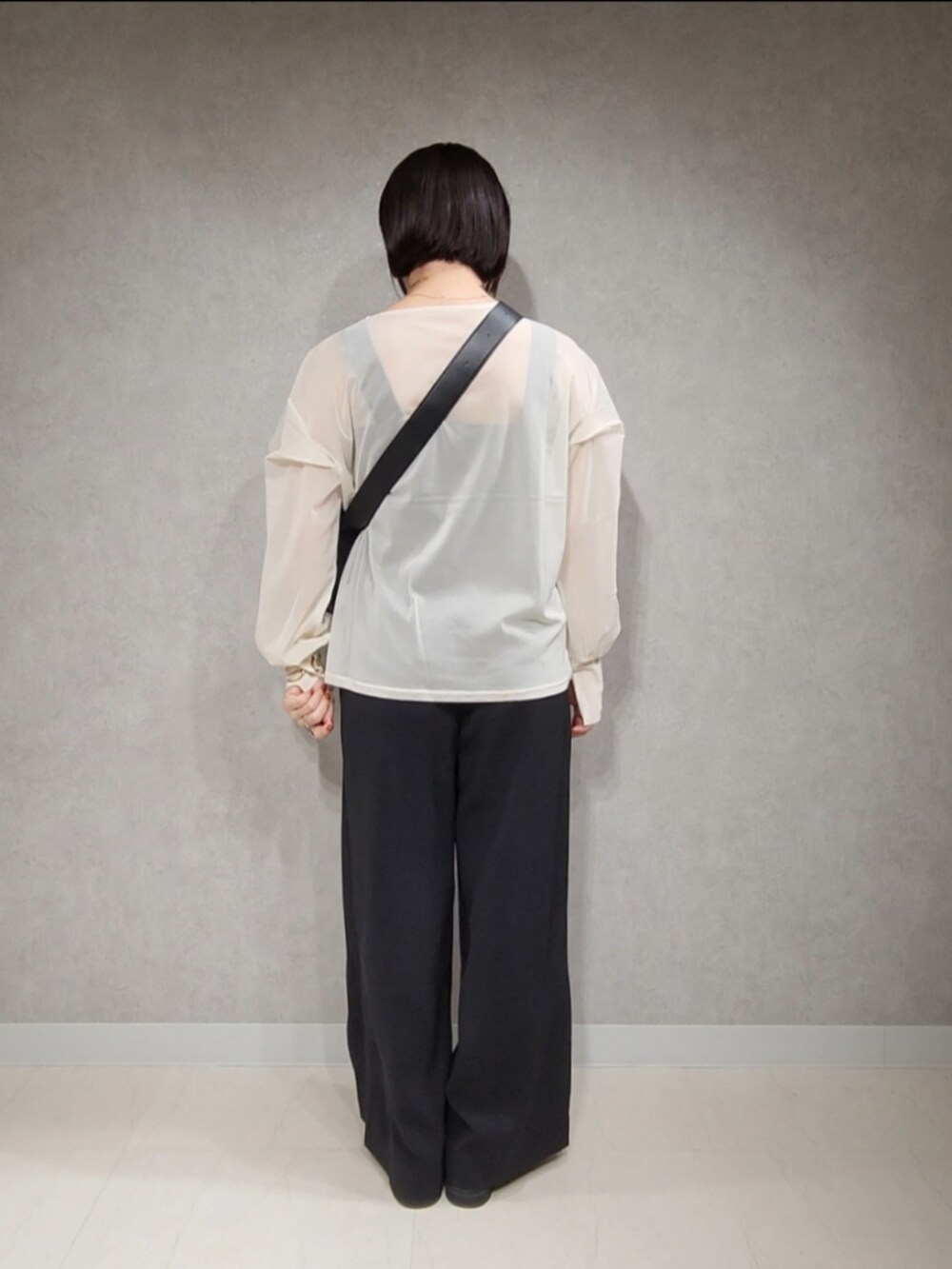 ブラック系のその他パンツ、ブラック系のローファー、ブラック系のショルダーバッグを着用したレディースの夏コーディネートの2枚目の写真